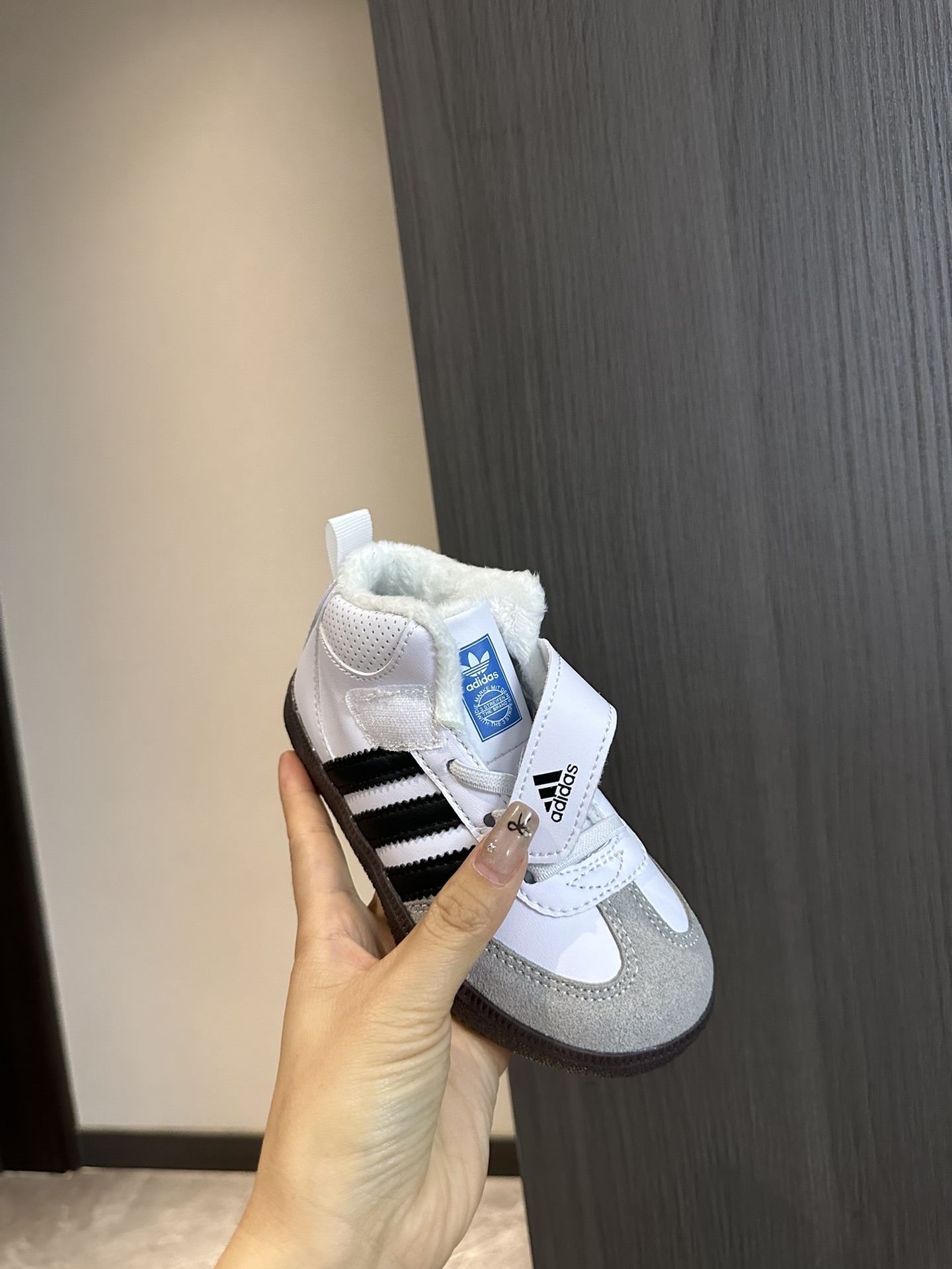 图片[6]-阿迪 德训高帮加绒魔术贴童鞋26-37 设计更方便穿脱，高帮保暖防风性能也更好，冬季保暖第一名-选品中心