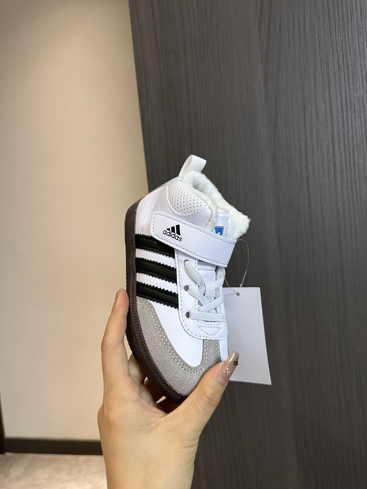 图片[5]-阿迪 德训高帮加绒魔术贴童鞋26-37 设计更方便穿脱，高帮保暖防风性能也更好，冬季保暖第一名-选品中心