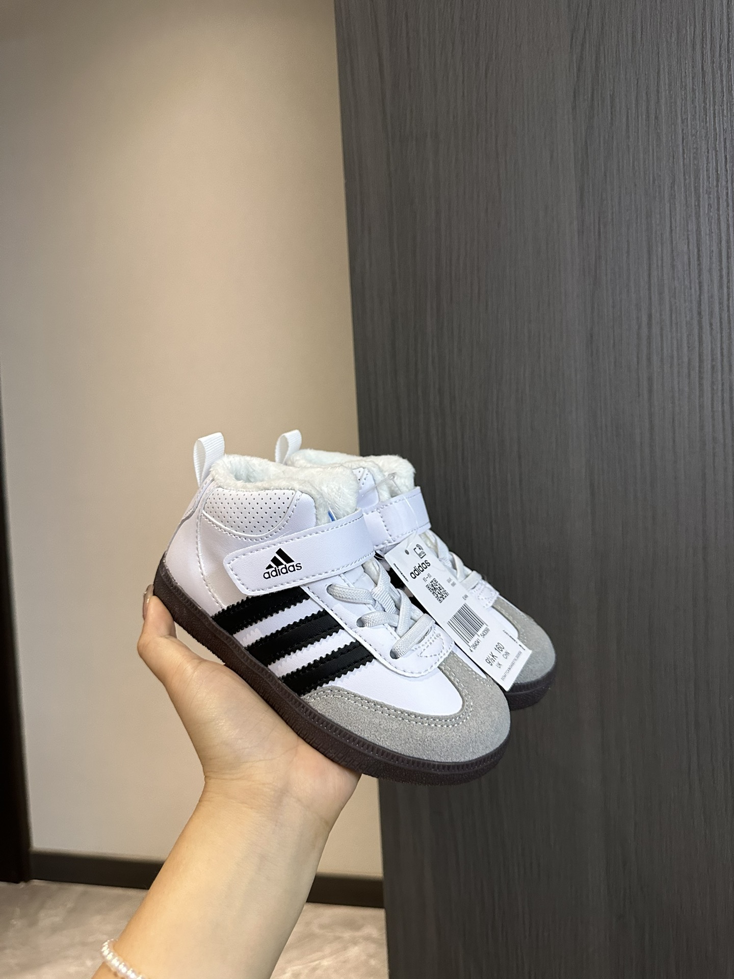 图片[3]-阿迪 德训高帮加绒魔术贴童鞋26-37 设计更方便穿脱，高帮保暖防风性能也更好，冬季保暖第一名-选品中心