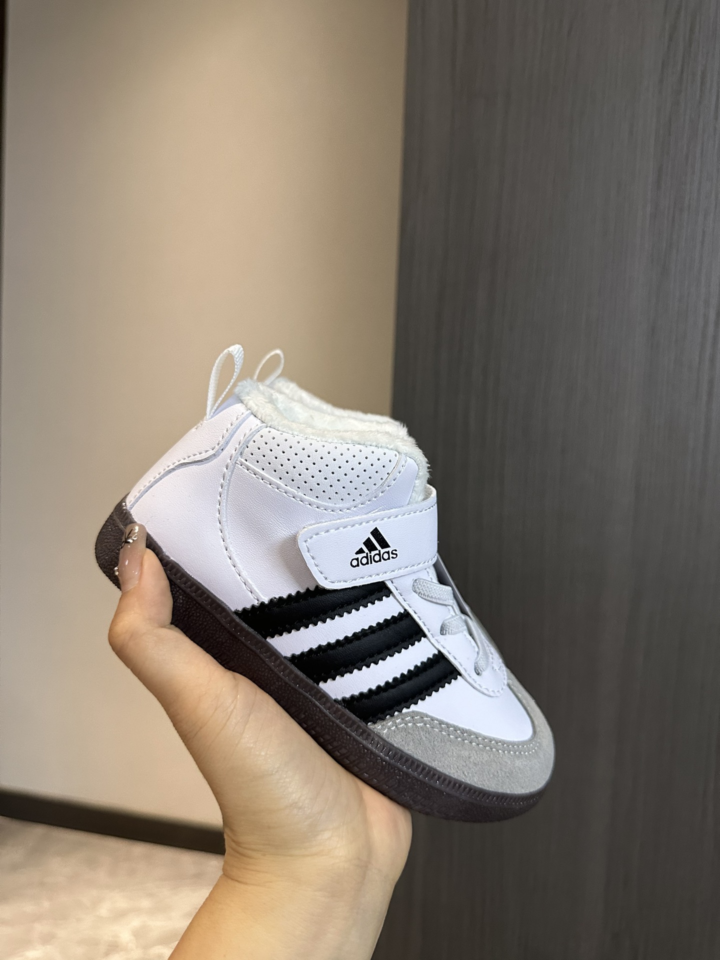 图片[2]-阿迪 德训高帮加绒魔术贴童鞋26-37 设计更方便穿脱，高帮保暖防风性能也更好，冬季保暖第一名-选品中心