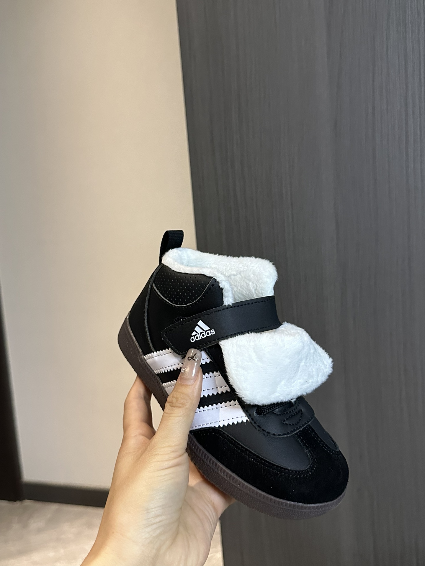 图片[4]-阿迪 德训高帮加绒魔术贴童鞋26-37 设计更方便穿脱，高帮保暖防风性能也更好，冬季保暖第一名-选品中心