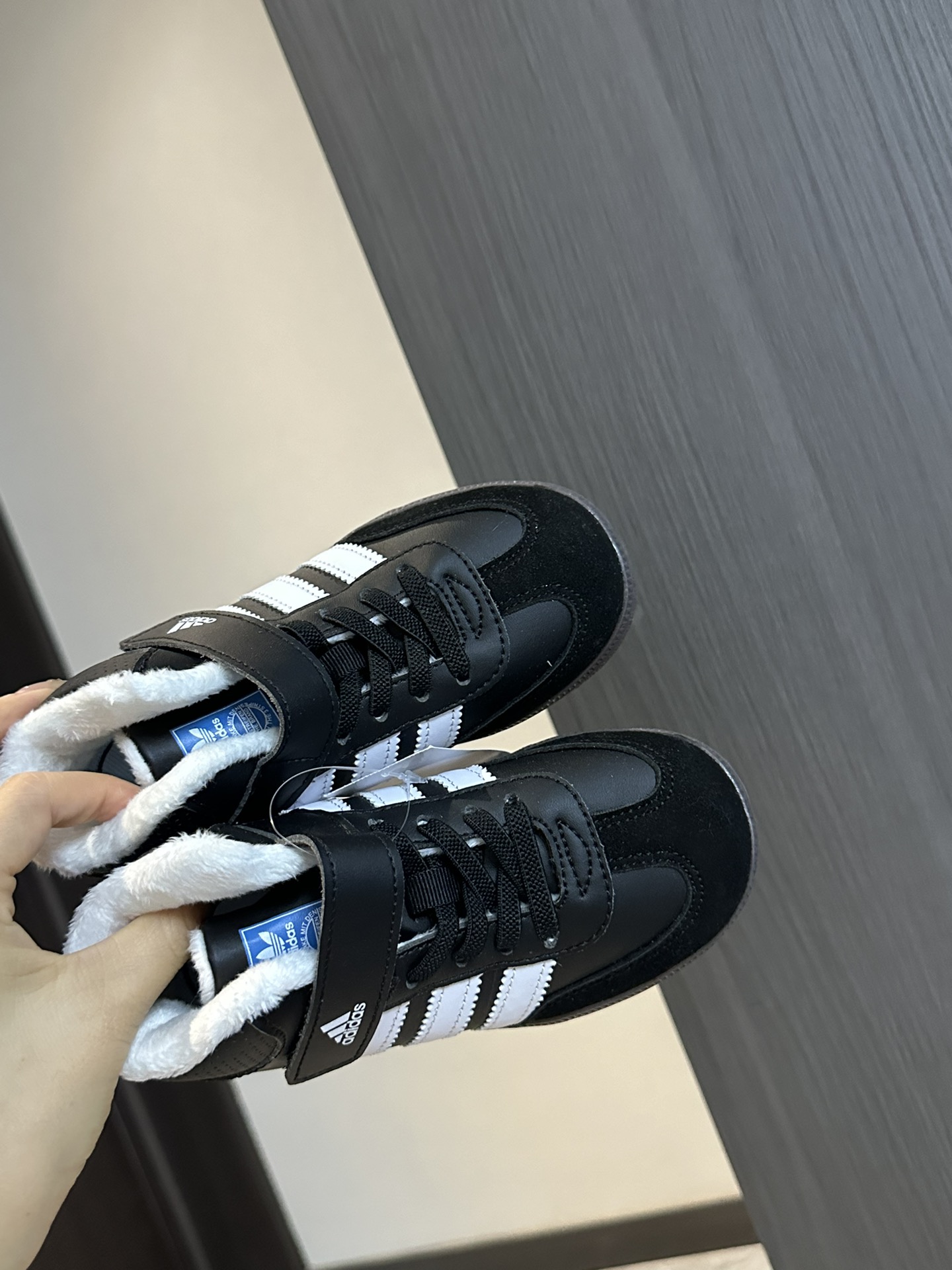 图片[6]-阿迪 德训高帮加绒魔术贴童鞋26-37 设计更方便穿脱，高帮保暖防风性能也更好，冬季保暖第一名-选品中心