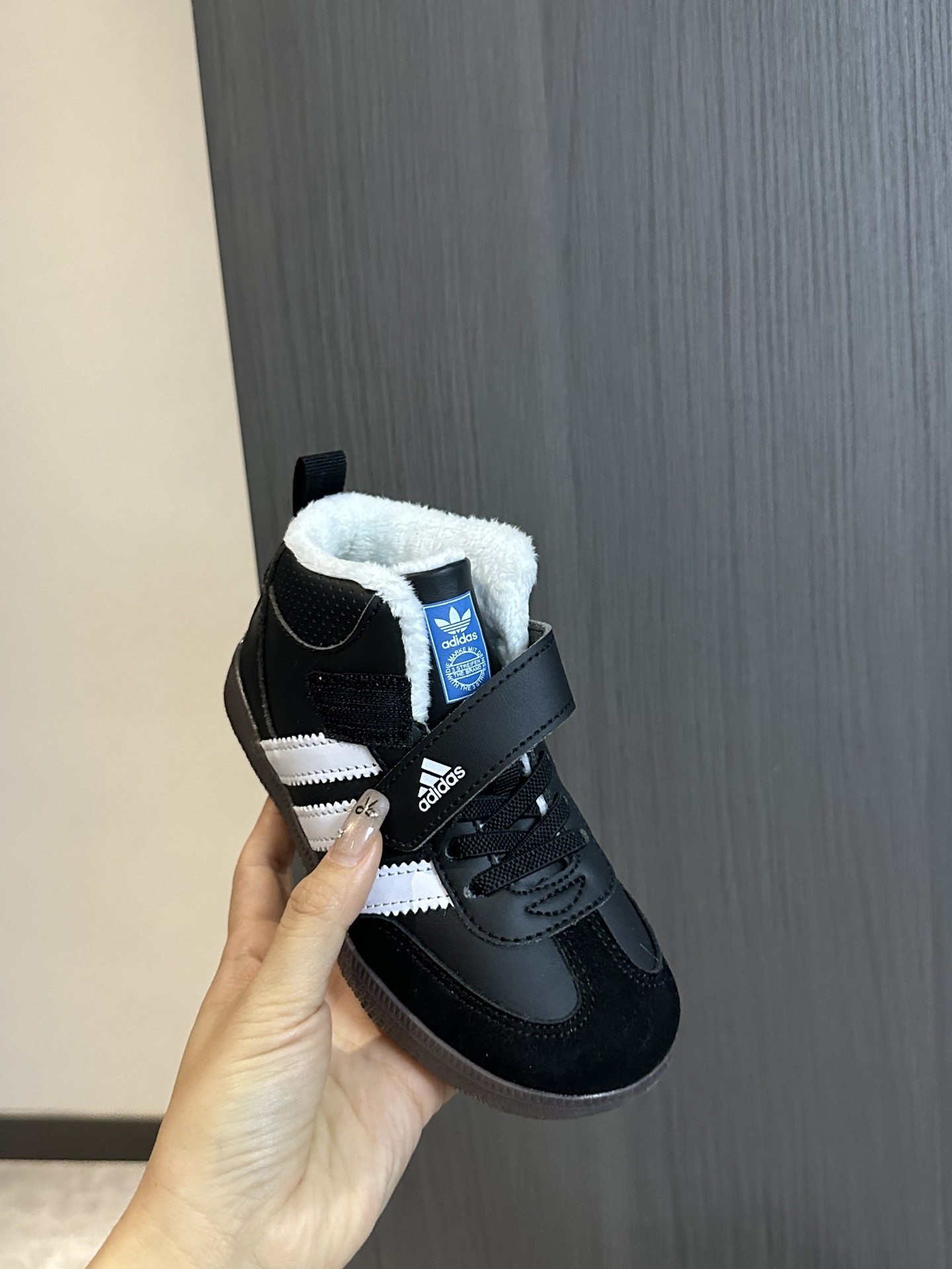 图片[5]-阿迪 德训高帮加绒魔术贴童鞋26-37 设计更方便穿脱，高帮保暖防风性能也更好，冬季保暖第一名-选品中心