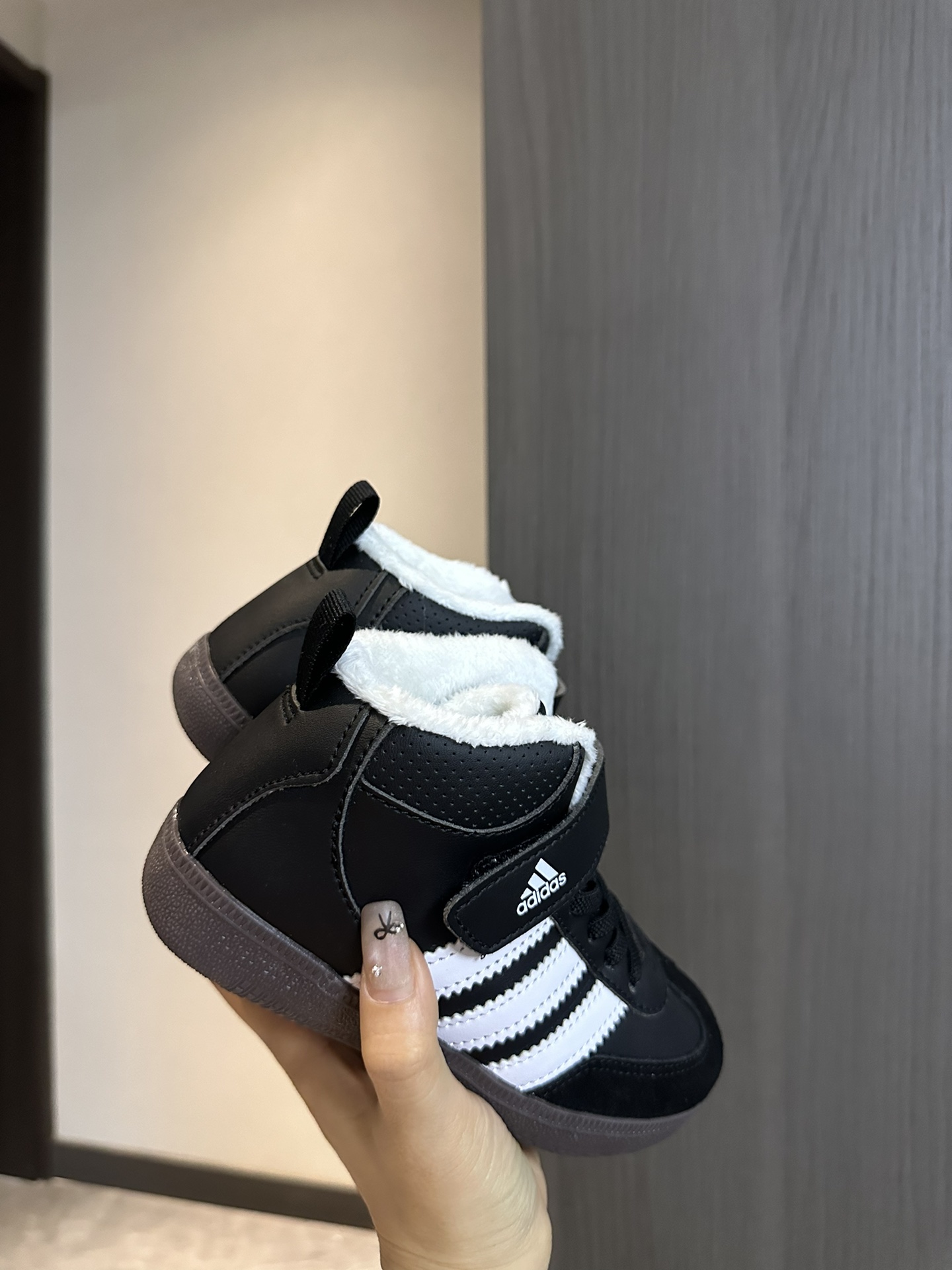 图片[2]-阿迪 德训高帮加绒魔术贴童鞋26-37 设计更方便穿脱，高帮保暖防风性能也更好，冬季保暖第一名-选品中心