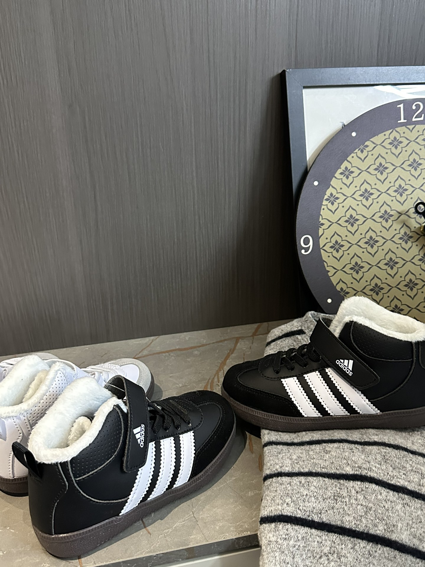 图片[9]-阿迪 德训高帮加绒魔术贴童鞋26-37 设计更方便穿脱，高帮保暖防风性能也更好，冬季保暖第一名-选品中心