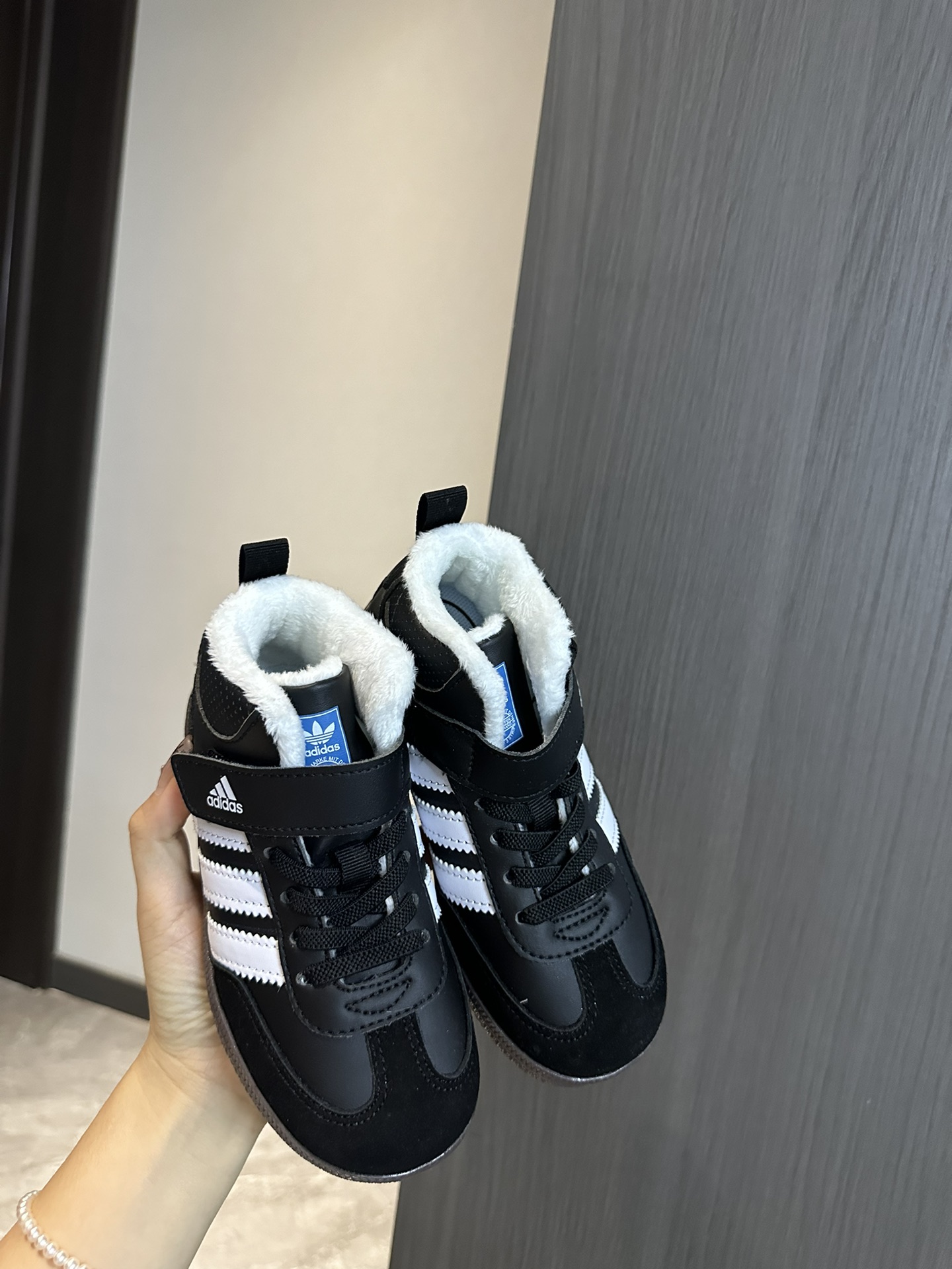 阿迪 德训高帮加绒魔术贴童鞋26-37 设计更方便穿脱，高帮保暖防风性能也更好，冬季保暖第一名-选品中心