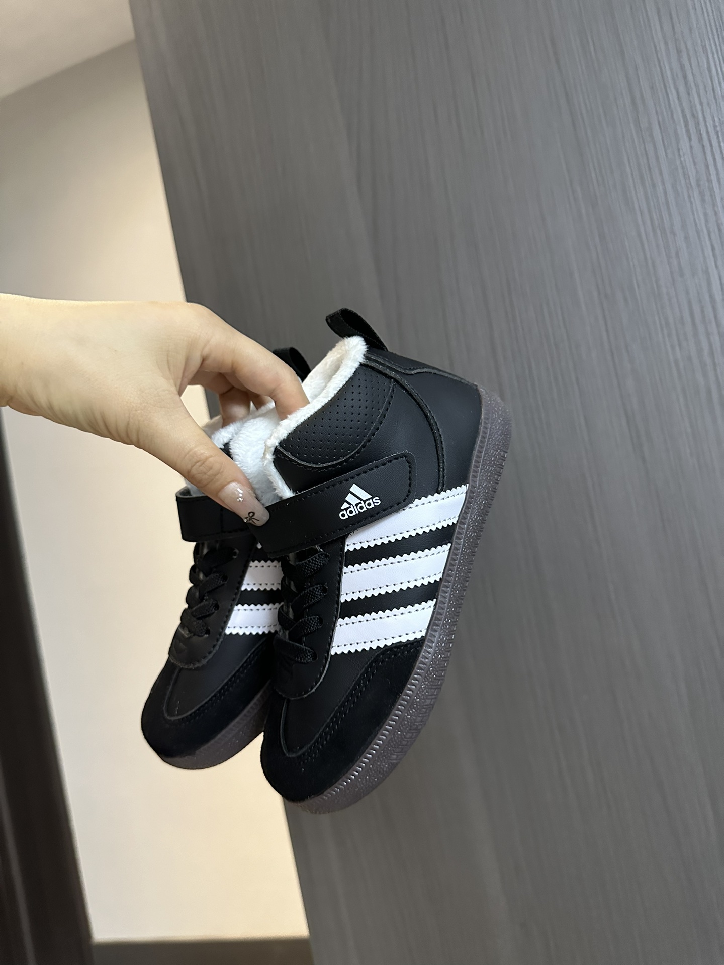 图片[3]-阿迪 德训高帮加绒魔术贴童鞋26-37 设计更方便穿脱，高帮保暖防风性能也更好，冬季保暖第一名-选品中心