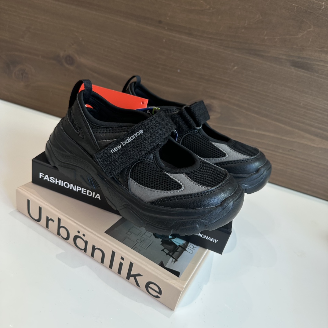 NB玛丽珍包头凉鞋➕透气的网面拼接，穿上不仅可以很好的保护我们宝贝的脚趾，还可以让孩子的足部自由呼吸，保持不整天干爽～做到安全、透气两不误✌️✌️✌️ 尺码22-37-选品中心