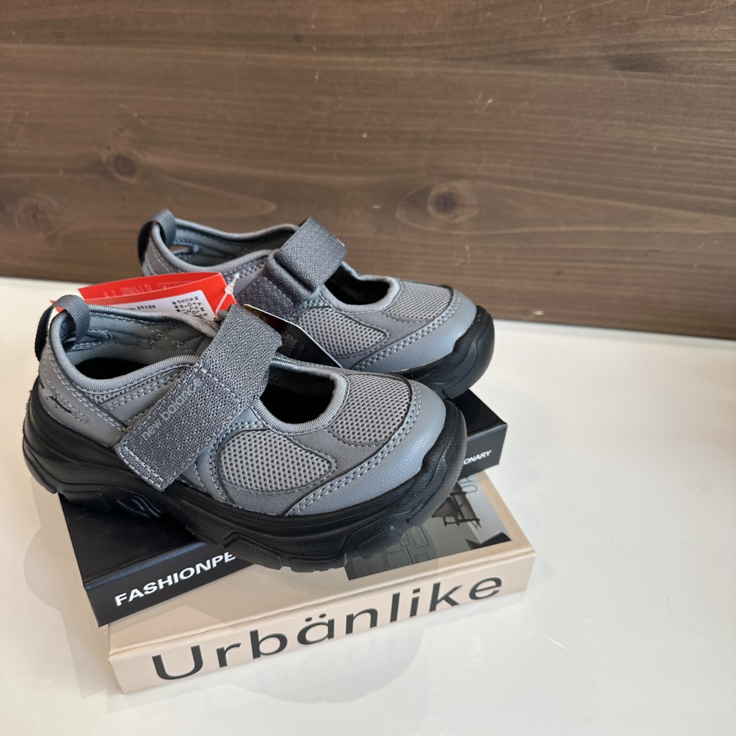 NB玛丽珍包头凉鞋➕透气的网面拼接，穿上不仅可以很好的保护我们宝贝的脚趾，还可以让孩子的足部自由呼吸，保持不整天干爽～做到安全、透气两不误✌️✌️✌️ 尺码22-37-选品中心