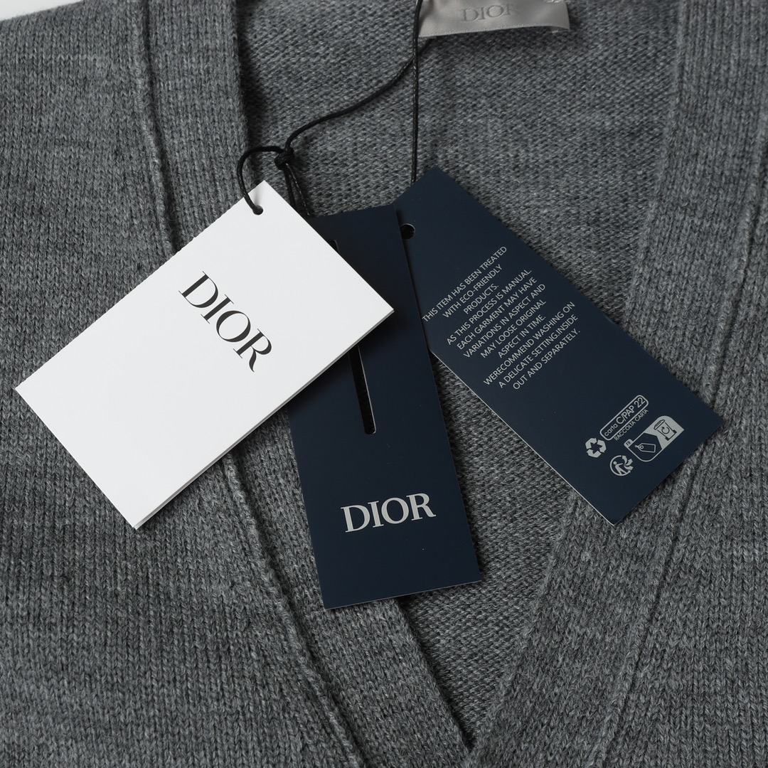 💰180
LY「D15」
Dior/迪奥 24fw刺绣logo学院风V领针织开衫

羊毛混纺材质手感柔软上身亲肤，保暖性以及透气性也相当优越，学院风拼接下摆 上身百搭减龄  领标水洗唛吊牌原版一致 

Size：S-L
颜色：灰色 杏色