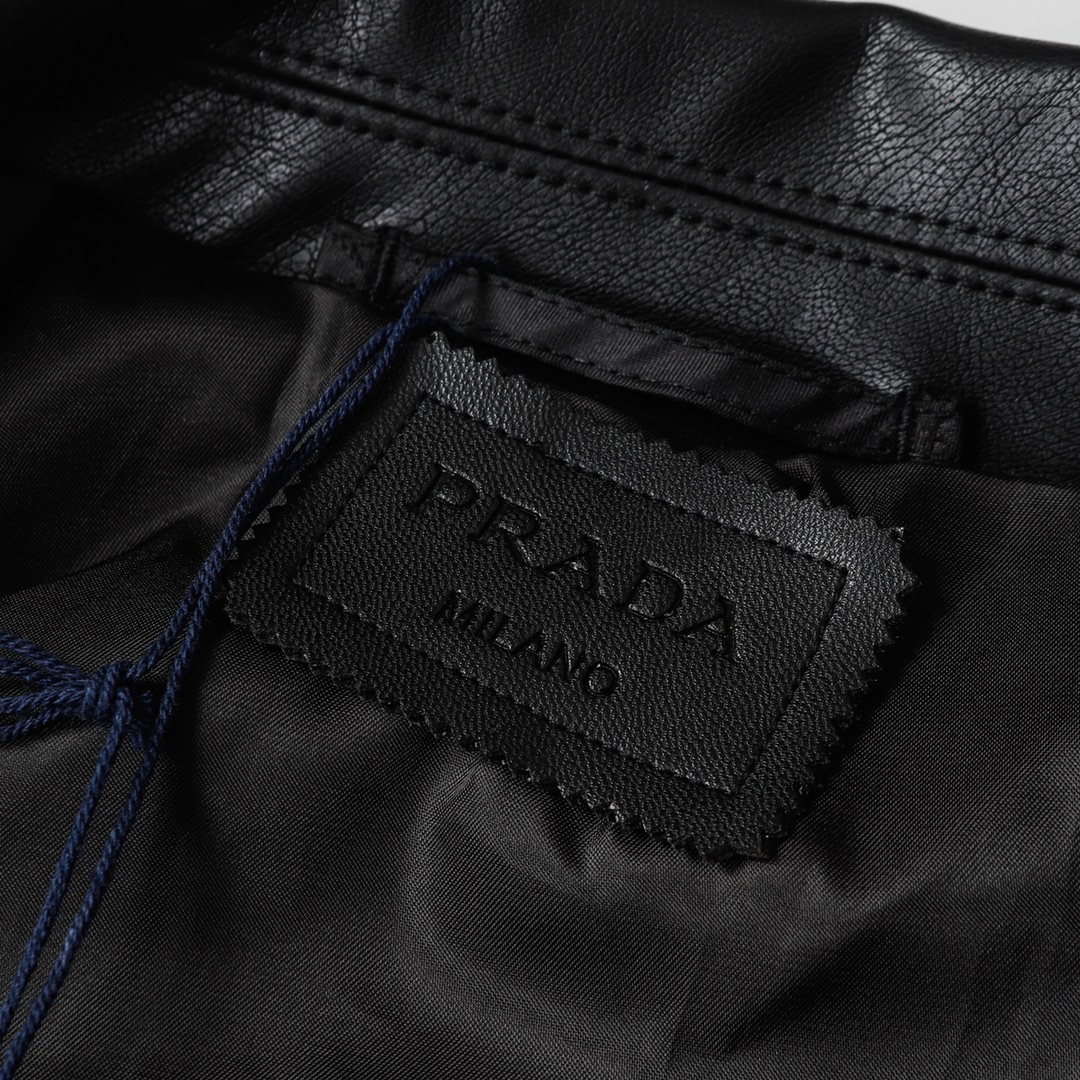 💰215
LY「P22」
Prada/普拉达 三角牌拉链翻领皮衣外套

进口牛皮革材质打造，手感油润柔软，皮革的肌理及光泽感非常强大。皮料的毛孔清晰可见，定制拉花牛角扣搭配整体平顺工整的走线做工，品相无暇。

颜色：黑 白
Size：S-L