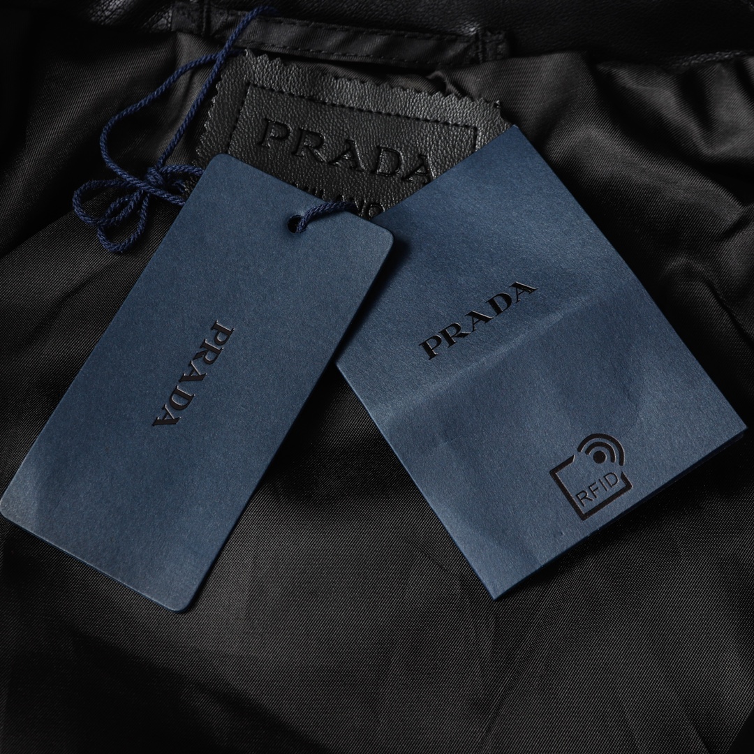 💰215
LY「P22」
Prada/普拉达 三角牌拉链翻领皮衣外套

进口牛皮革材质打造，手感油润柔软，皮革的肌理及光泽感非常强大。皮料的毛孔清晰可见，定制拉花牛角扣搭配整体平顺工整的走线做工，品相无暇。

颜色：黑 白
Size：S-L