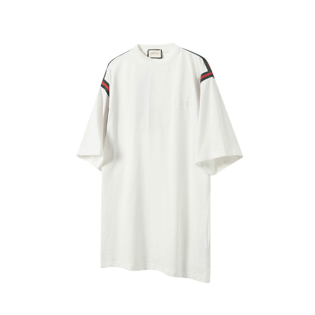 「G31」 Gucci/古驰 Camiseta de manga corta con cinta roja y verde y logo pequeño bordado de la colección 25ss. Cinta person…
