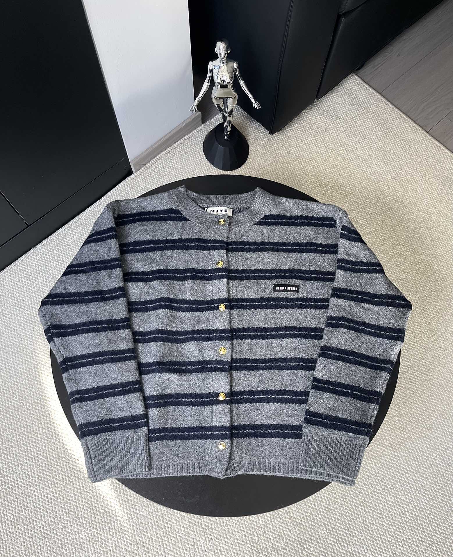 💲215
MiuMiu/缪缪 25FW复古条纹针织开衫
羊毛混纺面料制作 饰有品牌标识徽标 减龄条纹图案 圆领领口纽扣开合弹力版型 三标齐全
颜色:灰蓝
尺码:S M L