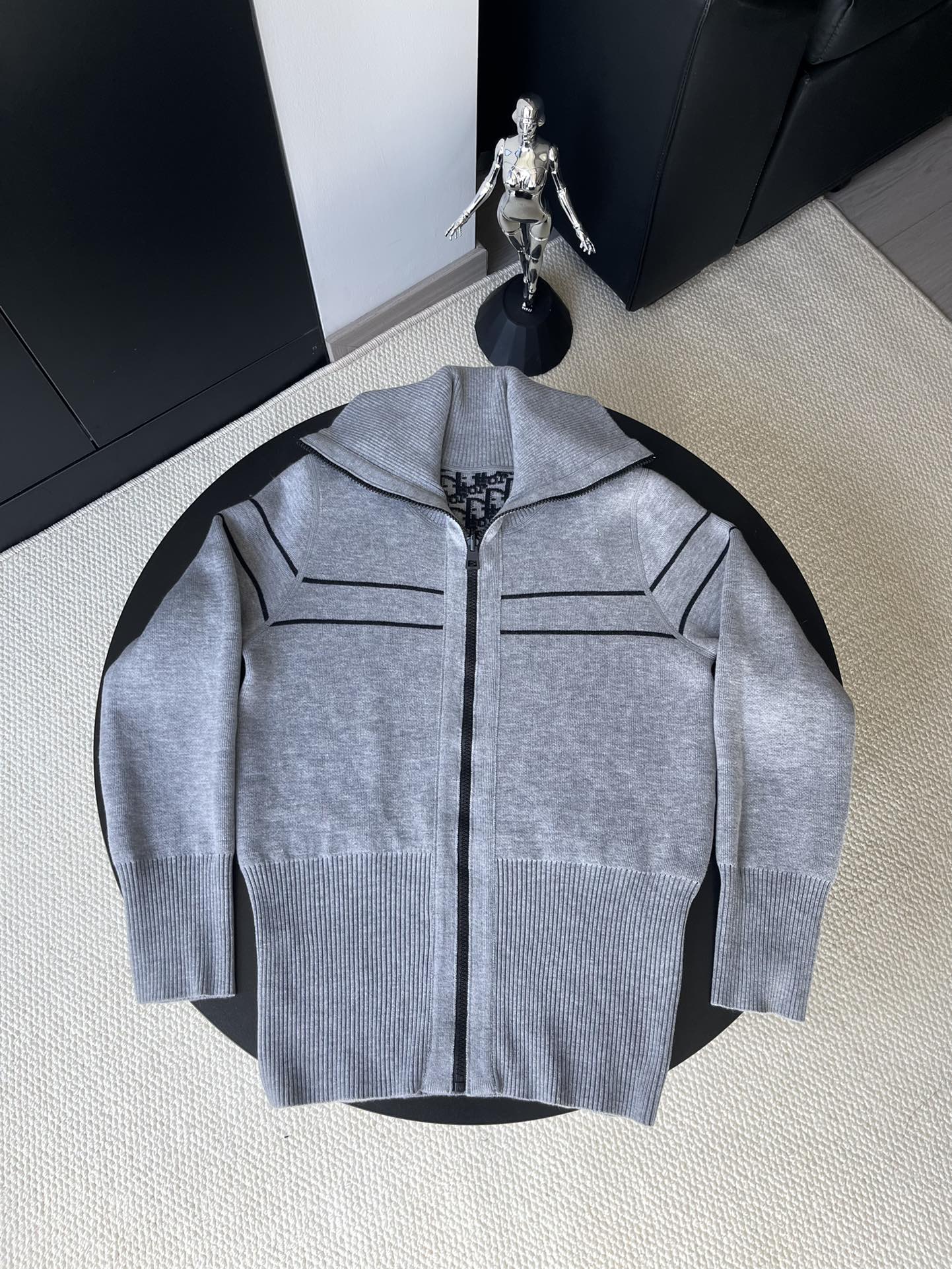 💲265
DIOR/迪奥 25Fw修身高领双面穿羊绒拉链外套
超级厚实的一款外套!第一面是纯色logo拼接,第二面是Dior经典老花!面料是进口羊绒十羊毛混纺,摸起来如婴儿皮肤般细腻柔软 做工精细 懂货的来!
颜色:灰色
尺码:S M L女款