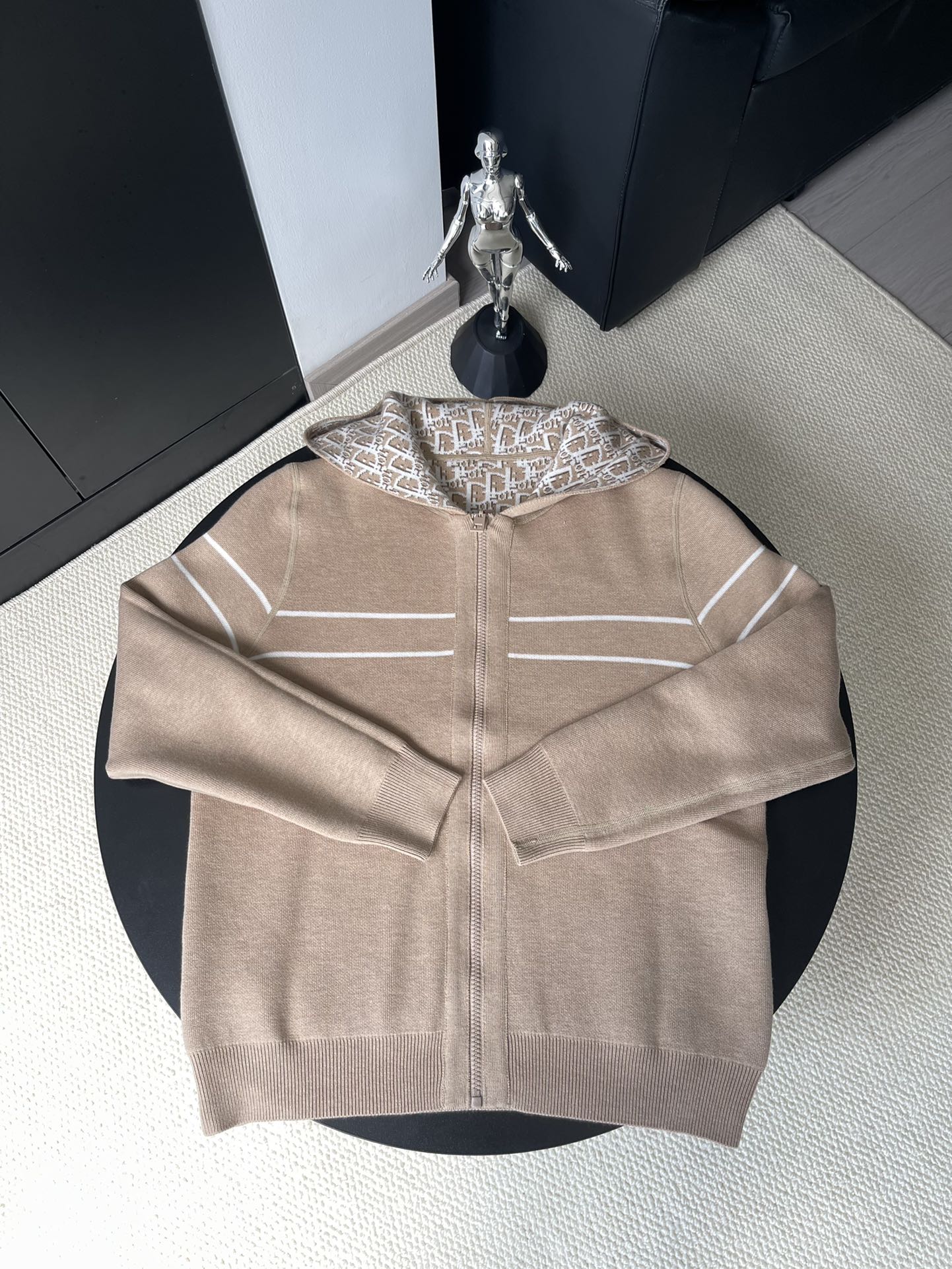 💲280
DIOR/迪奥 双面羊绒老花logo针织连帽外套
超级厚实的一款外套!第一面是纯色logo拼接,第二面是Dior经典老花!面料是进口羊绒十羊毛混纺,摸起来如婴儿皮肤般细腻柔软 做工精细 懂货的来!
颜色:卡其 深灰 浅灰 藏青
尺码:M L XL XXL(男女同款)