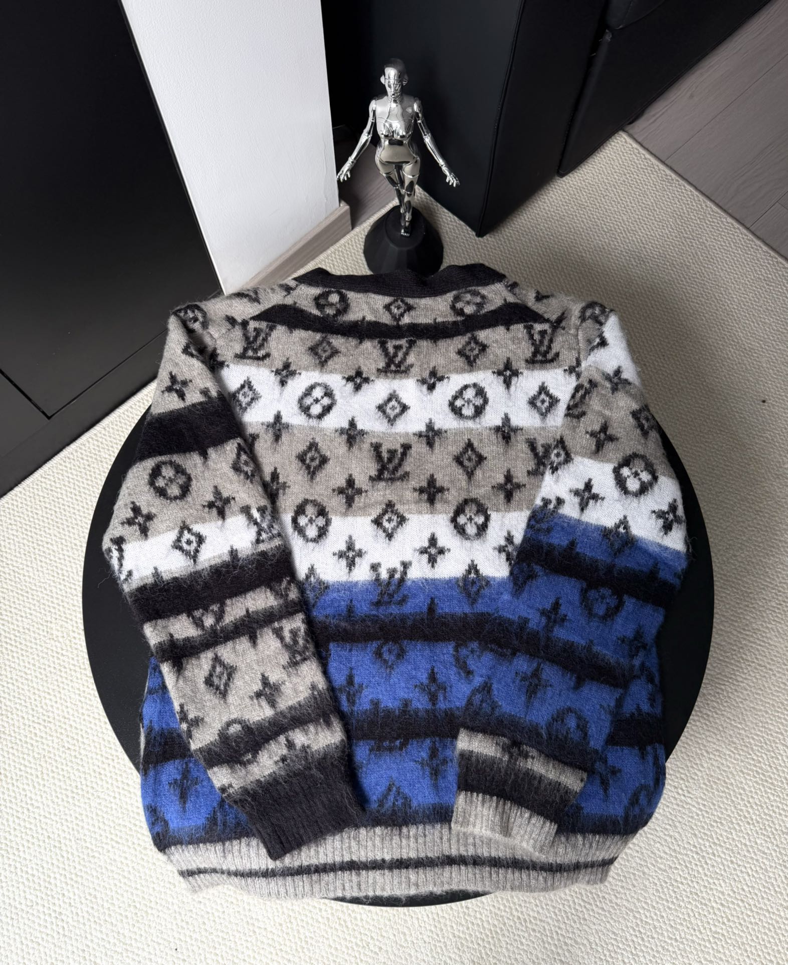 💲280
LV/路易威登 25Fw马海毛渐变开衫
定织马海毛67%+锦纶28%+绵羊毛5%纱线，采购的丰盈细磨马海毛，进口斯托尔织造，全身对位对条一针不差，以黑白灰色调烘托全幅 Monogram 图案，马海毛经过洗水自然缩绒处理，衫片织出后需要手工抽掉挂毛虚线，抽好打结后缝合，缝合后洗水初烫定型，然后拆夹进行抓毛，抓好后再洗水，最后再抓一次毛，才能达到和ZP一样的毛感和效果，流程非常复杂。整体走线平直细腻，面料舒适柔软，颜色一致无色差 能与同款搭配营造时尚造型，驾驭各种场合，定制辅料，三标齐全，男女同款！

尺码：S M L XL