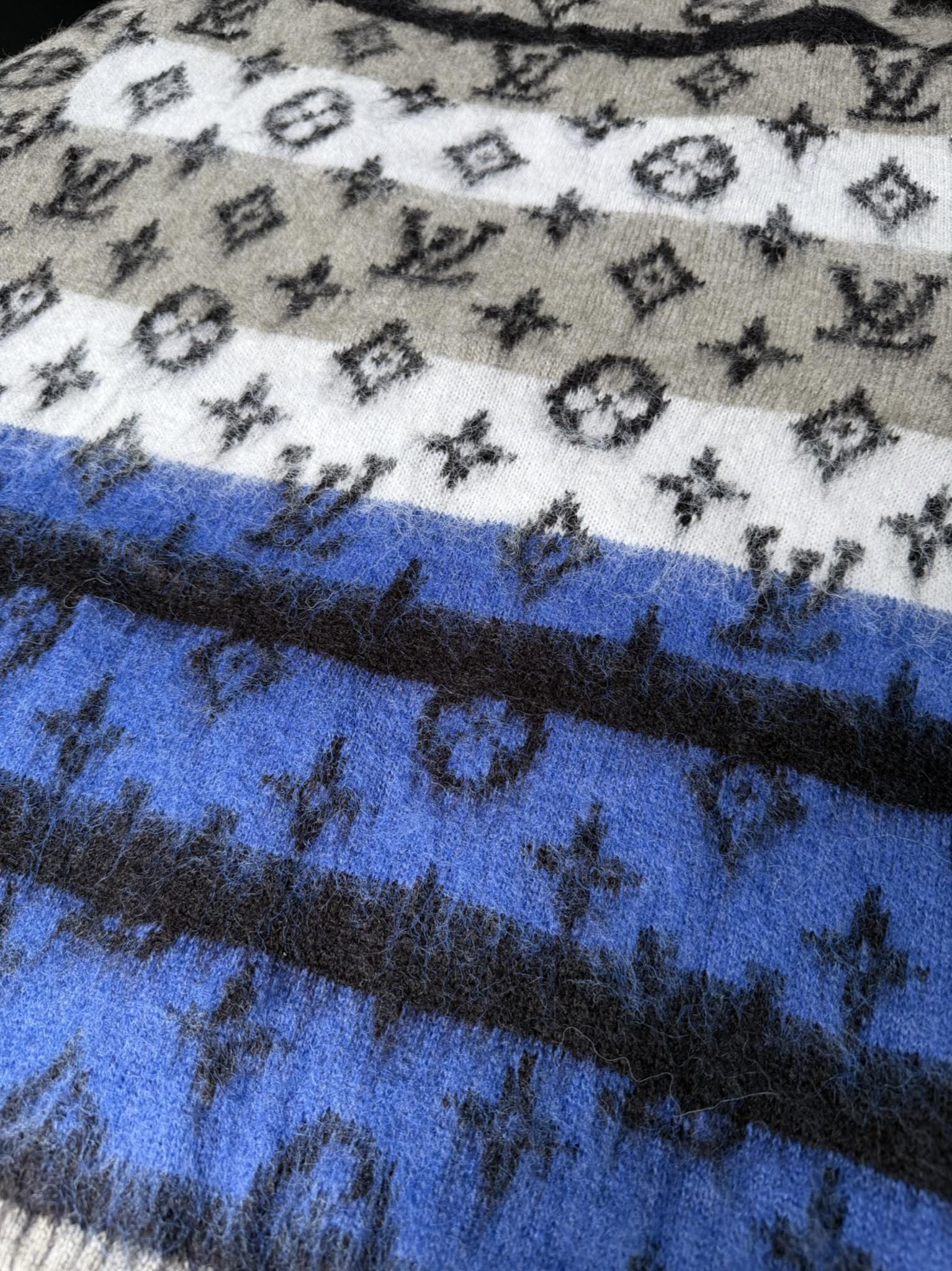 💲280
LV/路易威登 25Fw马海毛渐变开衫
定织马海毛67%+锦纶28%+绵羊毛5%纱线，采购的丰盈细磨马海毛，进口斯托尔织造，全身对位对条一针不差，以黑白灰色调烘托全幅 Monogram 图案，马海毛经过洗水自然缩绒处理，衫片织出后需要手工抽掉挂毛虚线，抽好打结后缝合，缝合后洗水初烫定型，然后拆夹进行抓毛，抓好后再洗水，最后再抓一次毛，才能达到和ZP一样的毛感和效果，流程非常复杂。整体走线平直细腻，面料舒适柔软，颜色一致无色差 能与同款搭配营造时尚造型，驾驭各种场合，定制辅料，三标齐全，男女同款！

尺码：S M L XL