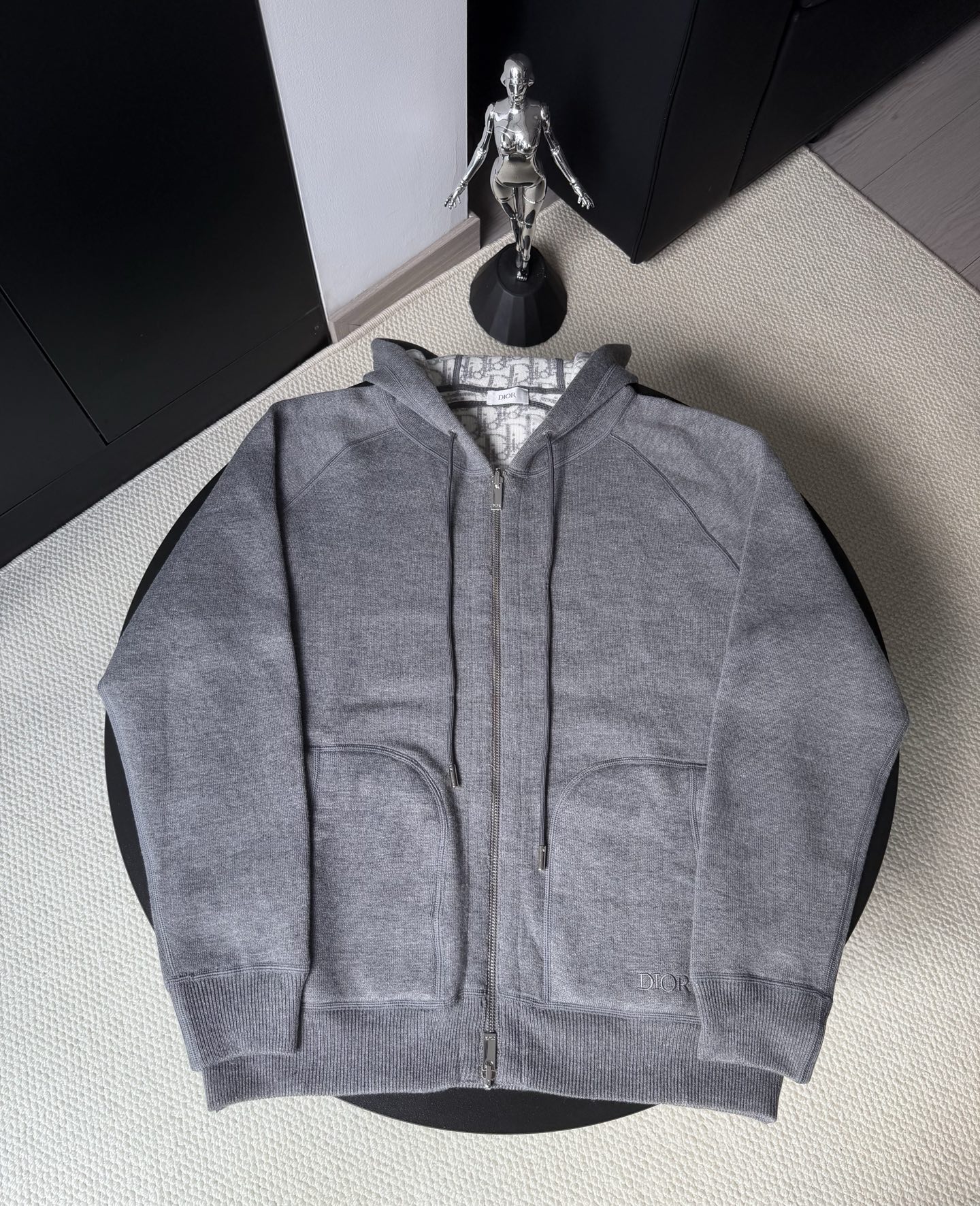 💲325(最高版本双面四口袋)
DIOR/迪奥 羊绒老花logo运动针织外套
最高版本 可对比!区别于单面两口袋!细节1:1还原面料采用的是进口羊绒羊毛混纺 双面针织里外一致,手感极为亲肤舒适摸上去非常的细腻,摸起来硬挺有质感 做工精细 懂货的来!
颜色:藏青色 灰色 白色
尺码:S M L XL