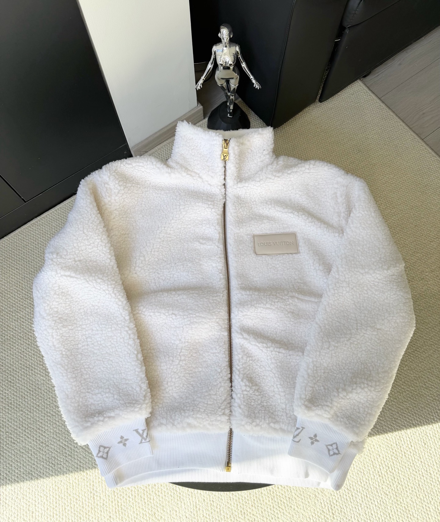 P255 LV/Louis Vuitton 24Fw Chaqueta de lana de cordero con cuello alto de cuero marrón Teddy Versión estándar de cuello…