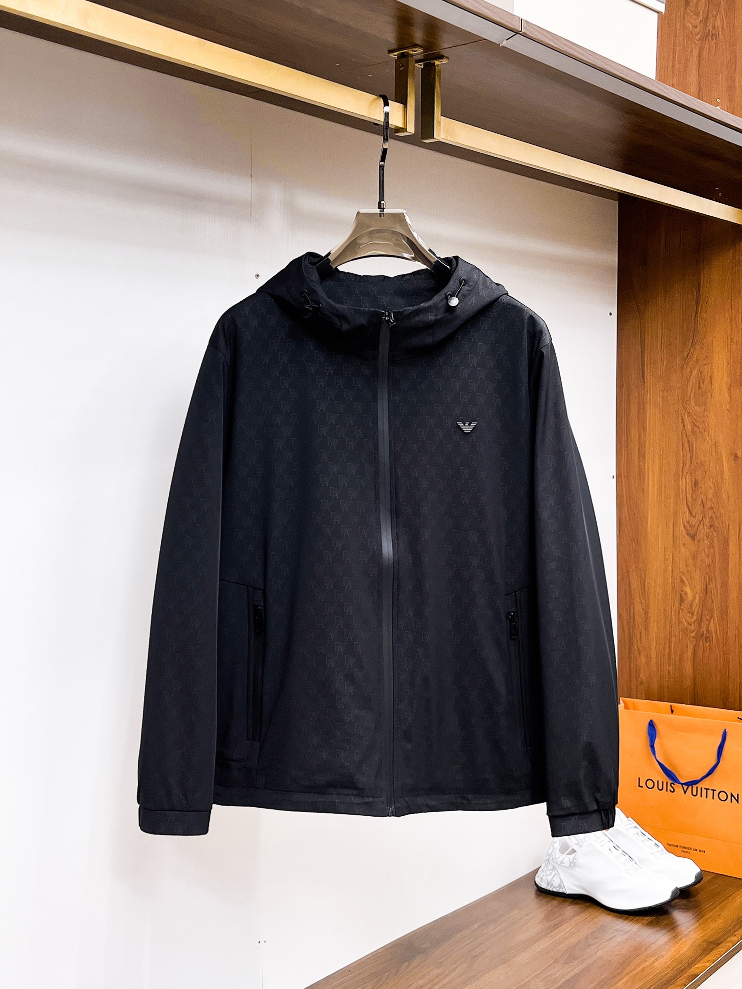 NO:117836,Armani Spring 2025 new fashion casual jacket jacket, imported original technology fabric, comfortable and breathable upper body, versatile and not picky, a must-have for successful men in fashion urban areas!  The exquisite craftsmanship logo on the chest, unique design, European fashion style, and fine craftsmanship, highlighting the personality of young people. The original hardware and accessories are of extremely high grade and are very handsome in the upper body!  M-3XL orders to report height and weight!  Maximum wear 200 catties, Armani, jackets & coats, jackets & coats, alexander wang19860909阿玛尼 2025春季新品时尚休闲夹克外套,进口原版科技面料,上身舒适透气,百搭不挑人,时尚都市成功男人必备！胸前精致工艺logo,独特设计欧洲时尚风格,精细工艺,彰显了年轻人的个性,原版五金辅料,档次极高,上身帅气十足！M-3XL下单报身高体重！最大穿200斤,,armani,jackets & coats,jackets & coats,alexander wang,Men's clothing