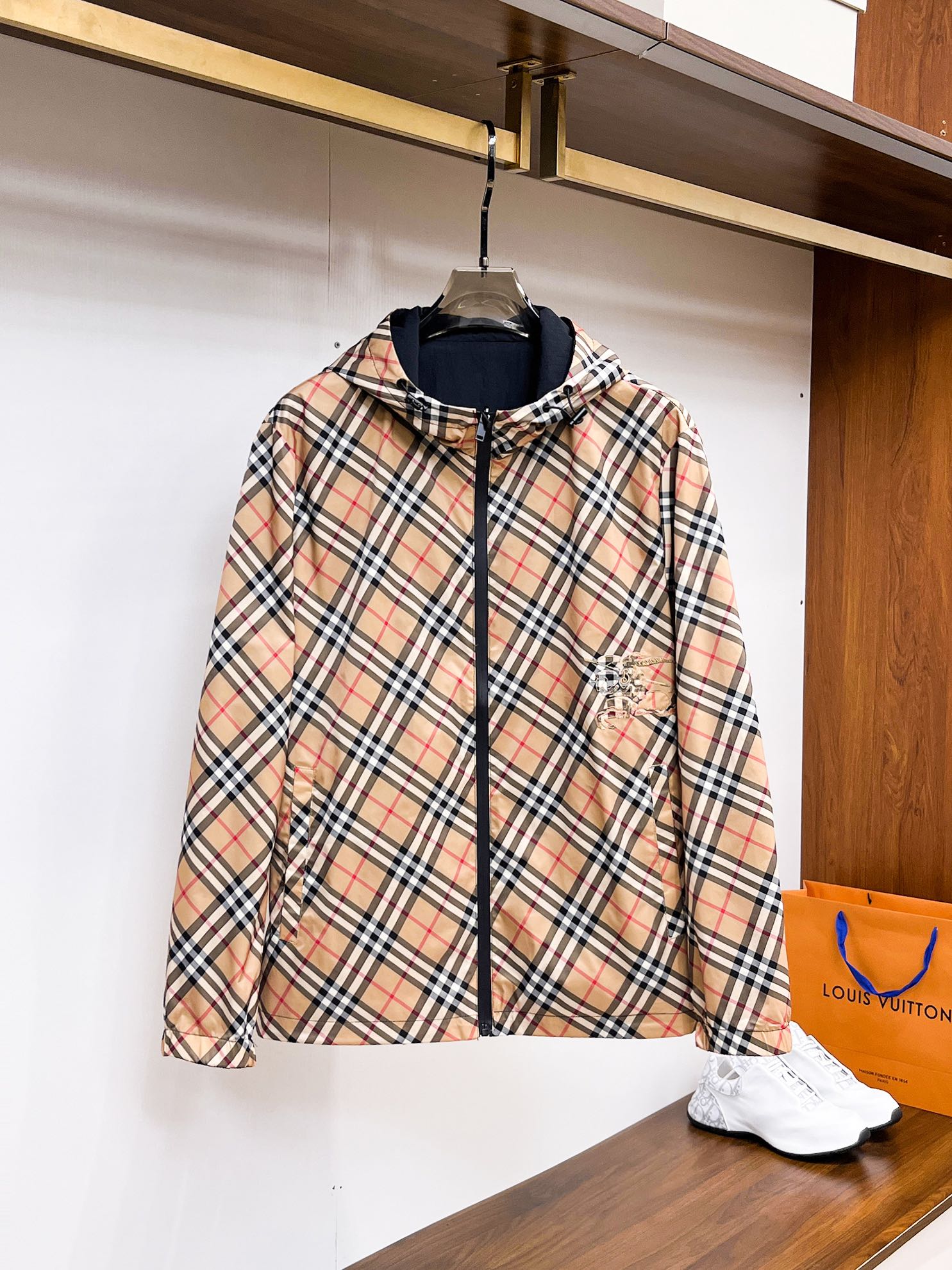 NO:117835,Burberry's new spring 2025 fashion casual jacket, imported original technology fabric, comfortable and breathable upper body, versatile and not picky, a must-have for successful men in fashion urban areas!  The exquisite craftsmanship logo on the chest, unique design, European fashion style, and fine craftsmanship, highlighting the personality of young people. The original hardware and accessories are of extremely high grade and are very handsome in the upper body!  M-3XL orders to report height and weight!  Maximum wear 200 catties, burberry, jackets & coats, jackets & coats, alexander wang19860909巴宝莉 2025春季新品时尚休闲夹克外套,进口原版科技面料,上身舒适透气,百搭不挑人,时尚都市成功男人必备！胸前精致工艺logo,独特设计欧洲时尚风格,精细工艺,彰显了年轻人的个性,原版五金辅料,档次极高,上身帅气十足！M-3XL下单报身高体重！最大穿200斤,,burberry,jackets & coats,jackets & coats,alexander wang,Men's clothing