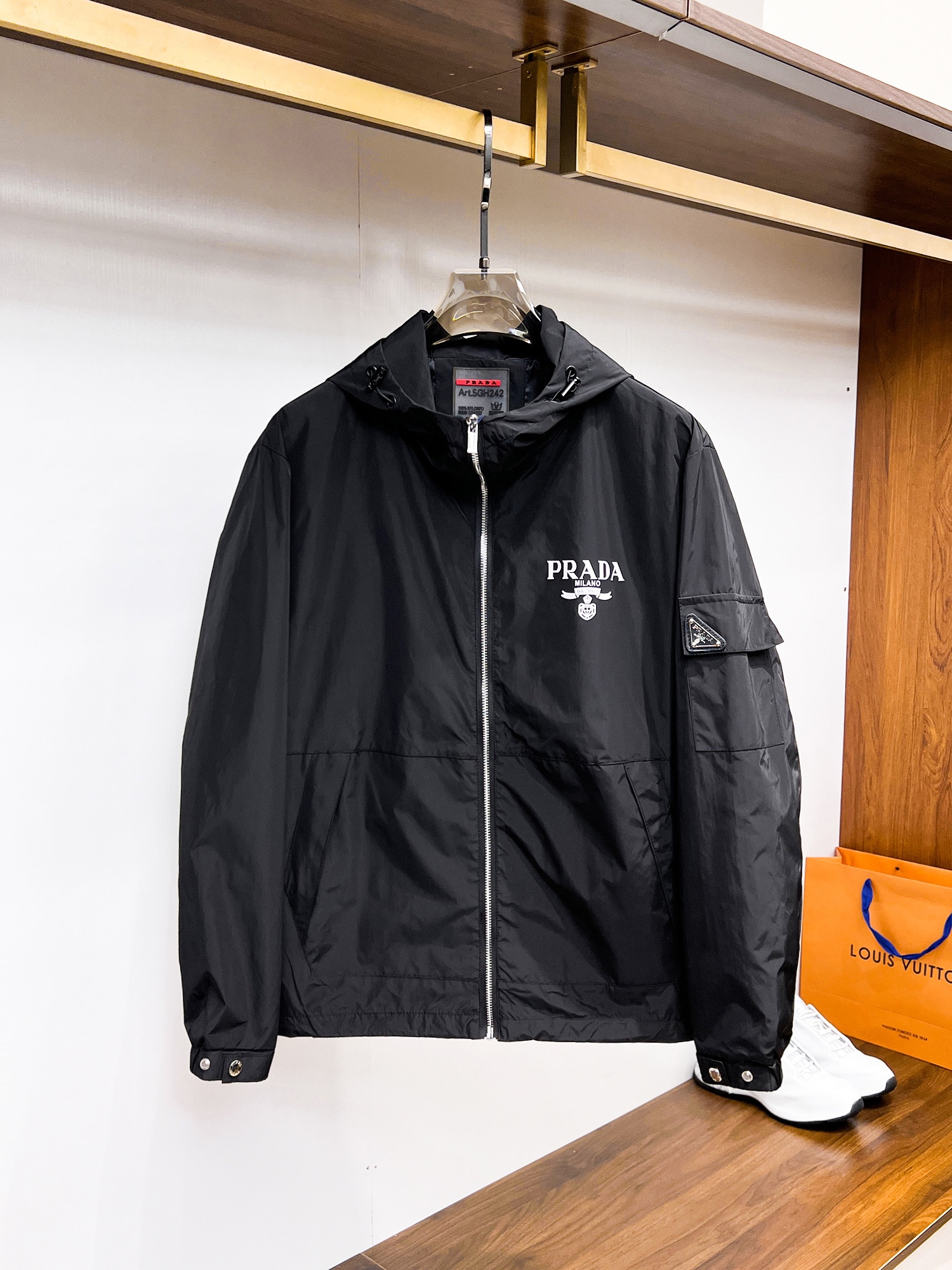 NO:117820,Prada 2025 spring new fashion casual jacket jacket, imported original technology fabric, comfortable and breathable upper body, versatile and not picky, a must-have for successful men in fashion urban areas!  The exquisite craftsmanship logo on the chest, unique design, European fashion style, and fine craftsmanship, highlighting the personality of young people. The original hardware and accessories are of extremely high grade and are very handsome in the upper body!  M-3XL orders to report height and weight!  Maximum wear 200 catties, prada, jackets & coats, jackets & coats, alexander wang19860909普拉达 2025春季新品时尚休闲夹克外套,进口原版科技面料,上身舒适透气,百搭不挑人,时尚都市成功男人必备！胸前精致工艺logo,独特设计欧洲时尚风格,精细工艺,彰显了年轻人的个性,原版五金辅料,档次极高,上身帅气十足！M-3XL下单报身高体重！最大穿200斤,,prada,jackets & coats,jackets & coats,alexander wang,Men's clothing