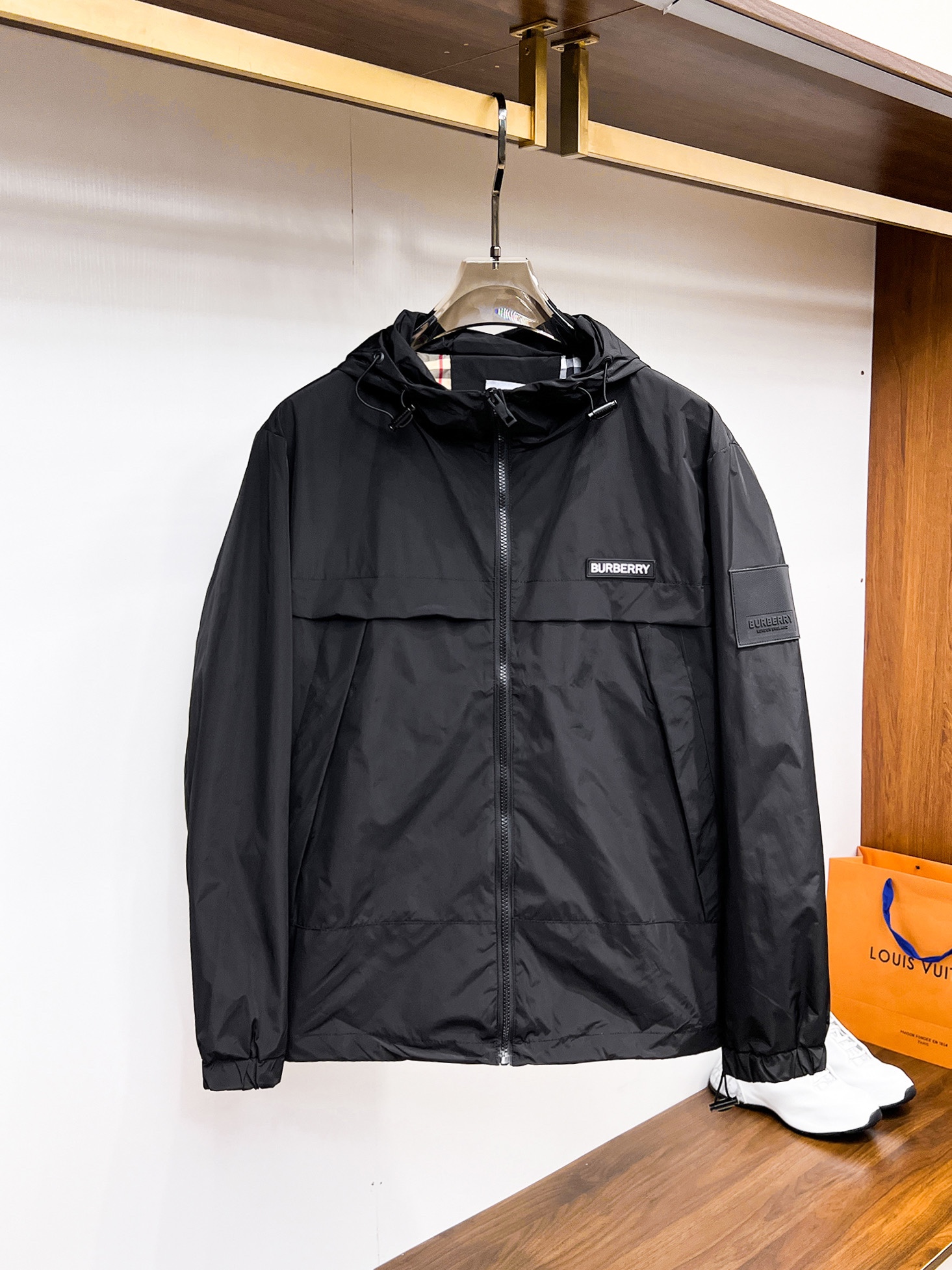 NO:117818,Burberry's new spring 2025 fashion casual jacket, imported original technology fabric, comfortable and breathable upper body, versatile and not picky, a must-have for successful men in fashion urban areas!  The exquisite craftsmanship logo on the chest, unique design, European fashion style, and fine craftsmanship, highlighting the personality of young people. The original hardware and accessories are of extremely high grade and are very handsome in the upper body!  M-3XL orders to report height and weight!  Maximum wear 200 catties, burberry, jackets & coats, jackets & coats, alexander wang19860909巴宝莉 2025春季新品时尚休闲夹克外套,进口原版科技面料,上身舒适透气,百搭不挑人,时尚都市成功男人必备！胸前精致工艺logo,独特设计欧洲时尚风格,精细工艺,彰显了年轻人的个性,原版五金辅料,档次极高,上身帅气十足！M-3XL下单报身高体重！最大穿200斤,,burberry,jackets & coats,jackets & coats,alexander wang,Men's clothing