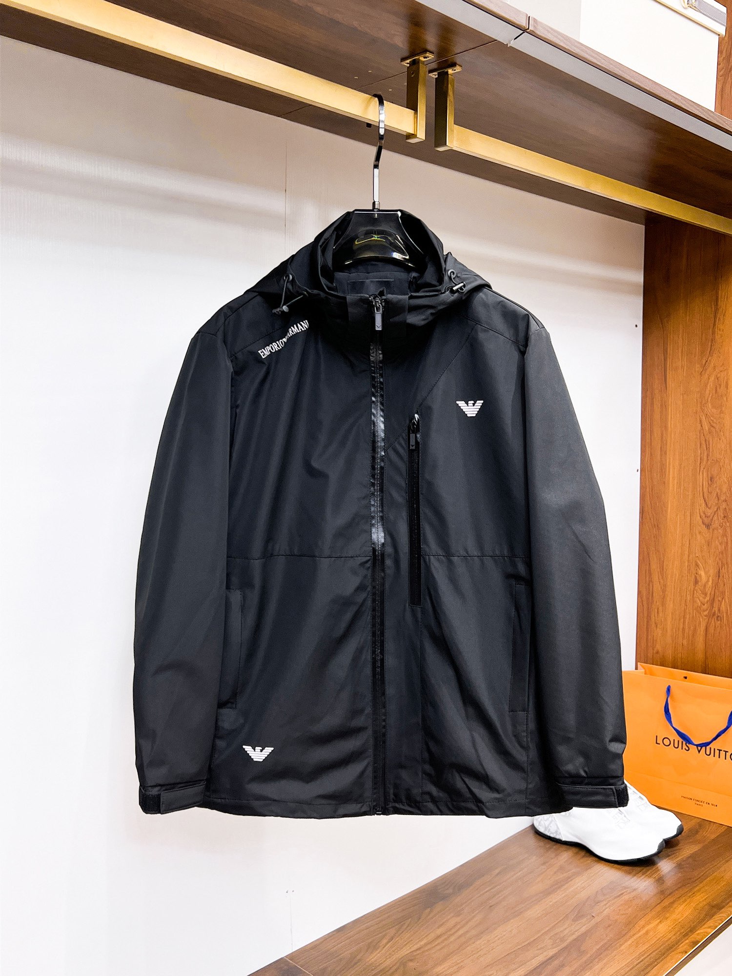 NO:117833,Armani Spring 2025 new fashion casual jacket jacket, imported original technology fabric, comfortable and breathable upper body, versatile and not picky, a must-have for successful men in fashion urban areas!  The exquisite craftsmanship logo on the chest, unique design, European fashion style, and fine craftsmanship, highlighting the personality of young people. The original hardware and accessories are of extremely high grade and are very handsome in the upper body!  M-3XL orders to report height and weight!  Maximum wear 200 catties, Armani, jackets & coats, jackets & coats, alexander wang19860909阿玛尼 2025春季新品时尚休闲夹克外套,进口原版科技面料,上身舒适透气,百搭不挑人,时尚都市成功男人必备！胸前精致工艺logo,独特设计欧洲时尚风格,精细工艺,彰显了年轻人的个性,原版五金辅料,档次极高,上身帅气十足！M-3XL下单报身高体重！最大穿200斤,,armani,jackets & coats,jackets & coats,alexander wang,Men's clothing