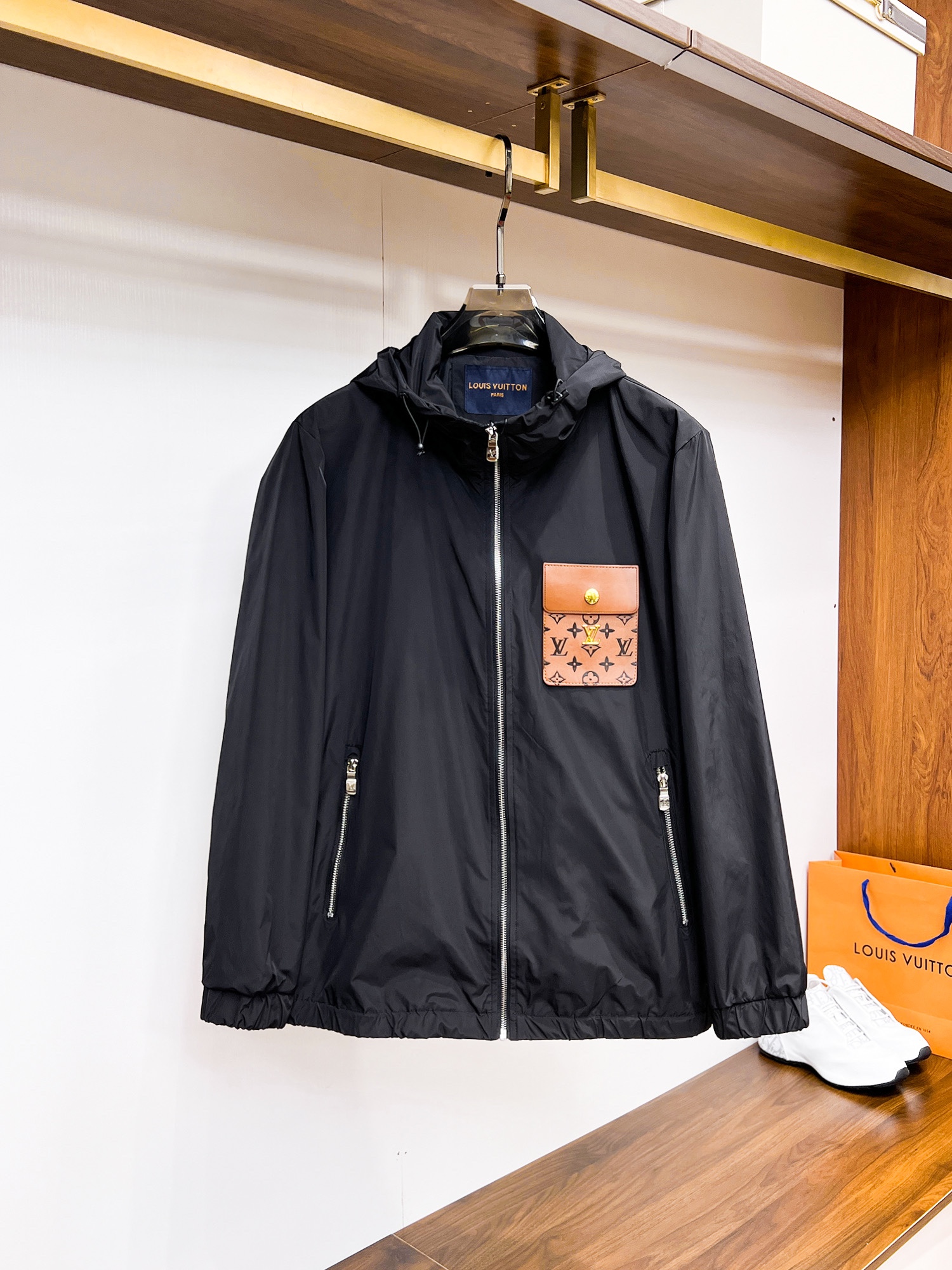 NO:117834,Louis Vuitton LV 2025 spring new fashion casual jacket jacket, imported original technology fabric, comfortable and breathable upper body, versatile and not picky, a must-have for successful men in fashion urban areas!  The exquisite craftsmanship logo on the chest, unique design, European fashion style, and fine craftsmanship, highlighting the personality of young people. The original hardware and accessories are of extremely high grade and are very handsome in the upper body!  M-3XL orders to report height and weight!  Maximum wear 200 catties, louis vuitton, louis vuitton, jackets & coats, jackets & coats, alexander wang19860909路易威登LV 2025春季新品时尚休闲夹克外套,进口原版科技面料,上身舒适透气,百搭不挑人,时尚都市成功男人必备！胸前精致工艺logo,独特设计欧洲时尚风格,精细工艺,彰显了年轻人的个性,原版五金辅料,档次极高,上身帅气十足！M-3XL下单报身高体重！最大穿200斤,,louis vuitton,louis vuitton,jackets & coats,jackets & coats,alexander wang,Men's clothing