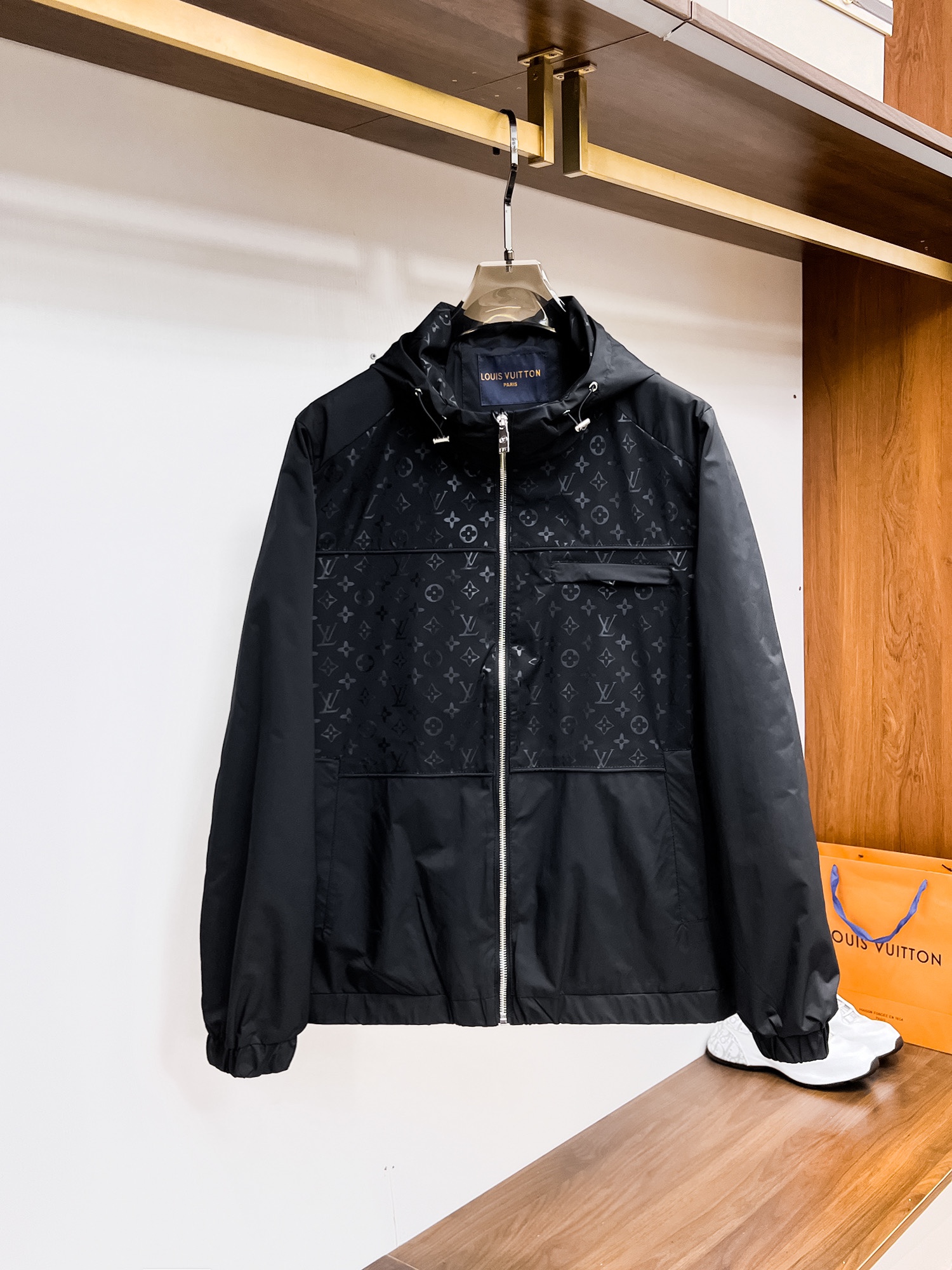 NO:117837,Louis Vuitton LV 2025 spring new fashion casual jacket jacket, imported original technology fabric, comfortable and breathable upper body, versatile and not picky, a must-have for successful men in fashion urban areas!  The exquisite craftsmanship logo on the chest, unique design, European fashion style, and fine craftsmanship, highlighting the personality of young people. The original hardware and accessories are of extremely high grade and are very handsome in the upper body!  M-3XL orders to report height and weight!  Maximum wear 200 catties, louis vuitton, louis vuitton, jackets & coats, jackets & coats, alexander wang19860909路易威登LV 2025春季新品时尚休闲夹克外套,进口原版科技面料,上身舒适透气,百搭不挑人,时尚都市成功男人必备！胸前精致工艺logo,独特设计欧洲时尚风格,精细工艺,彰显了年轻人的个性,原版五金辅料,档次极高,上身帅气十足！M-3XL下单报身高体重！最大穿200斤,,louis vuitton,louis vuitton,jackets & coats,jackets & coats,alexander wang,Men's clothing