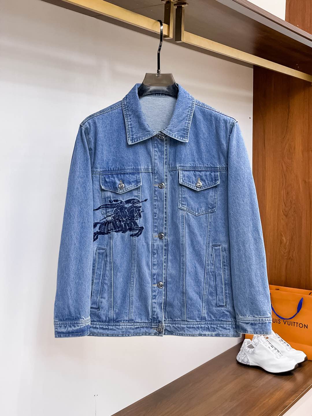 NO:117846,Burberry's new spring 2025 fashion casual denim jacket, imported original technology fabric, comfortable and breathable upper body, versatile and not picky, a must-have for successful men in fashion urban areas!  The exquisite craftsmanship logo on the chest, unique design, European fashion style, and fine craftsmanship, highlighting the personality of young people. The original hardware and accessories are of extremely high grade and are very handsome in the upper body!  M-3XL orders to report height and weight!  ,burberry,jackets & coats,jackets & coats,alexander wang19860909巴宝莉 2025春季新品时尚休闲牛仔夹克外套,进口原版科技面料,上身舒适透气,百搭不挑人,时尚都市成功男人必备！胸前精致工艺logo,独特设计欧洲时尚风格,精细工艺,彰显了年轻人的个性,原版五金辅料,档次极高,上身帅气十足！M-3XL下单报身高体重！,,burberry,jackets & coats,jackets & coats,alexander wang,Men's clothing