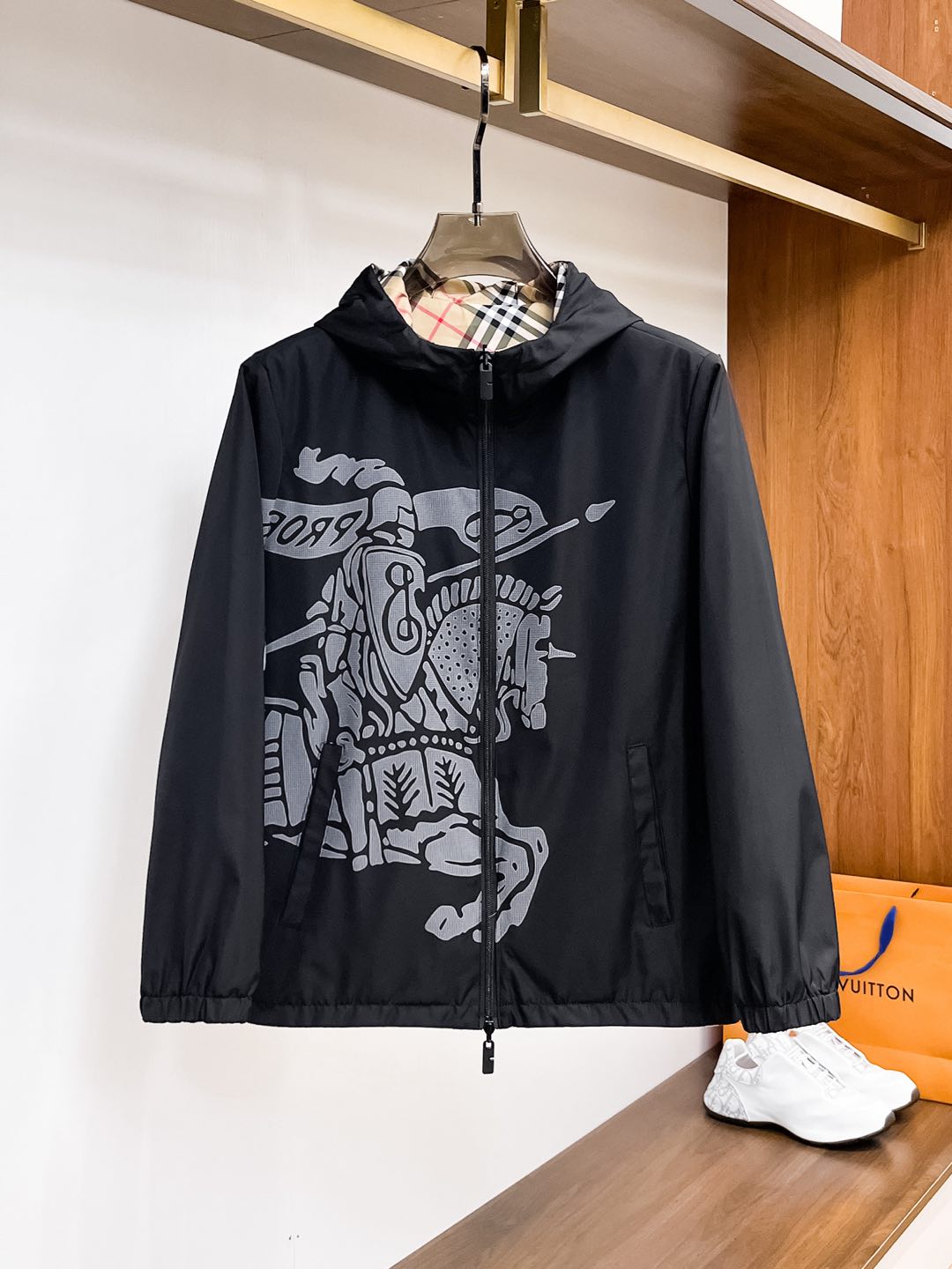 NO:117844,Burberry's new spring 2025 fashion casual jacket, imported original technology fabric, comfortable and breathable upper body, versatile and not picky, a must-have for successful men in fashion urban areas!  The exquisite craftsmanship logo on the chest, unique design, European fashion style, and fine craftsmanship, highlighting the personality of young people. The original hardware and accessories are of extremely high grade and are very handsome in the upper body!  M-3XL orders to report height and weight!  ,burberry,jackets & coats,jackets & coats,alexander wang19860909巴宝莉 2025春季新品时尚休闲夹克外套,进口原版科技面料,上身舒适透气,百搭不挑人,时尚都市成功男人必备！胸前精致工艺logo,独特设计欧洲时尚风格,精细工艺,彰显了年轻人的个性,原版五金辅料,档次极高,上身帅气十足！M-3XL下单报身高体重！,,burberry,jackets & coats,jackets & coats,alexander wang,Men's clothing