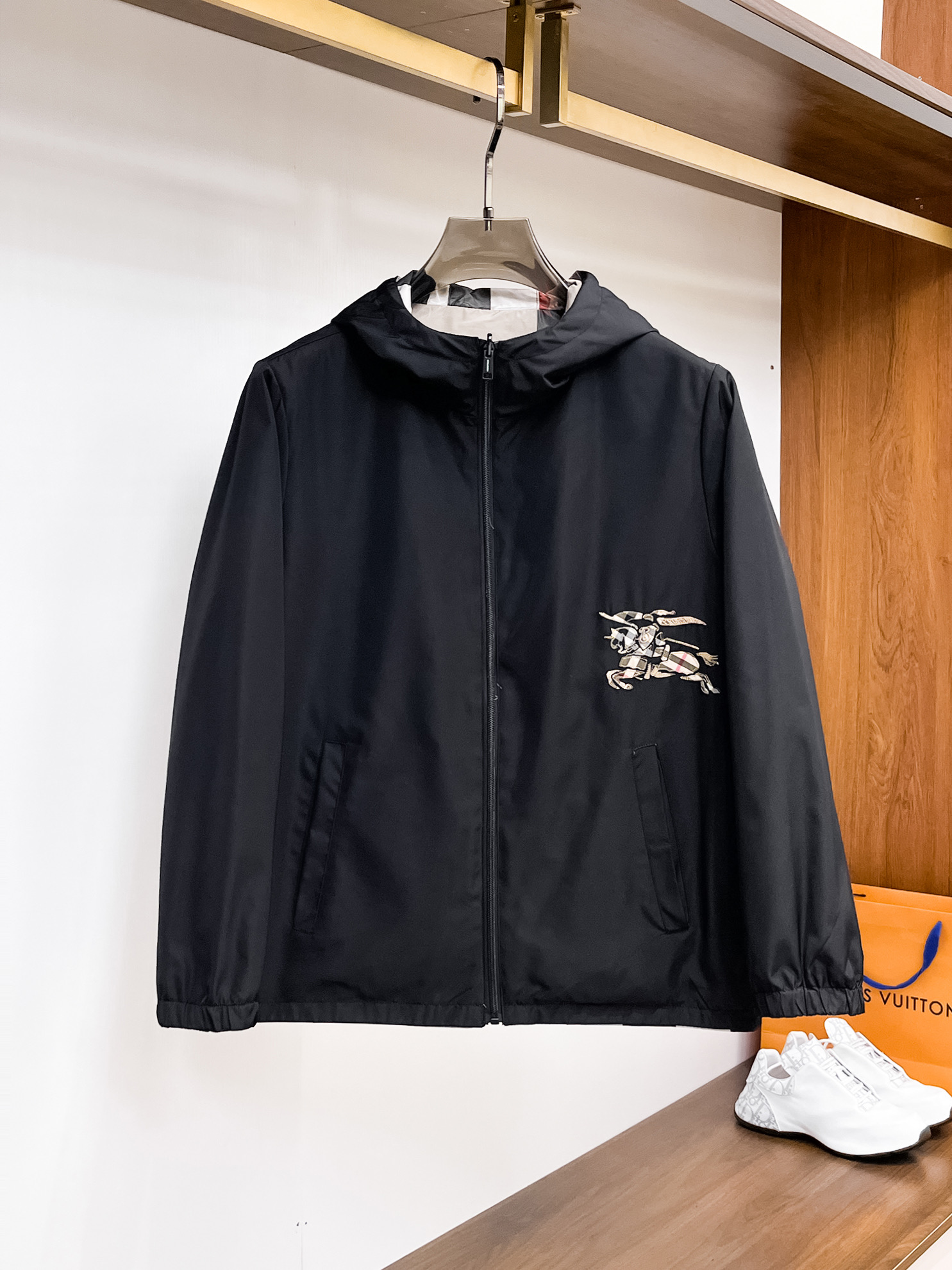 NO:117850,Burberry's new spring 2025 fashion casual jacket, imported original technology fabric, comfortable and breathable upper body, versatile and not picky, a must-have for successful men in fashion urban areas!  The exquisite craftsmanship logo on the chest, unique design, European fashion style, and fine craftsmanship, highlighting the personality of young people. The original hardware and accessories are of extremely high grade and are very handsome in the upper body!  M-3XL orders to report height and weight!  ,burberry,jackets & coats,jackets & coats,alexander wang19860909巴宝莉 2025春季新品时尚休闲夹克外套,进口原版科技面料,上身舒适透气,百搭不挑人,时尚都市成功男人必备！胸前精致工艺logo,独特设计欧洲时尚风格,精细工艺,彰显了年轻人的个性,原版五金辅料,档次极高,上身帅气十足！M-3XL下单报身高体重！,,burberry,jackets & coats,jackets & coats,alexander wang,Men's clothing