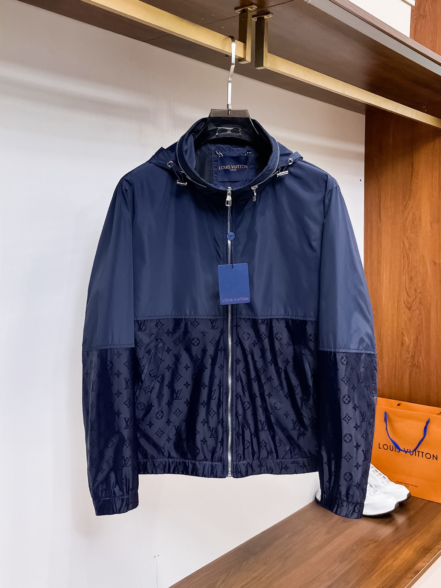 NO:117852,Louis Vuitton LV 2025 spring new fashion casual jacket jacket, imported original technology fabric, comfortable and breathable upper body, versatile and not picky, a must-have for successful men in fashion urban areas!  The exquisite craftsmanship logo on the chest, unique design, European fashion style, and fine craftsmanship, highlighting the personality of young people. The original hardware and accessories are of extremely high grade and are very handsome in the upper body!  M-3XL orders to report height and weight!  ,,louis vuitton,louis vuitton,jackets & coats,jackets & coats,alexander wang19860909路易威登LV 2025春季新品时尚休闲夹克外套,进口原版科技面料,上身舒适透气,百搭不挑人,时尚都市成功男人必备！胸前精致工艺logo,独特设计欧洲时尚风格,精细工艺,彰显了年轻人的个性,原版五金辅料,档次极高,上身帅气十足！M-3XL下单报身高体重！,,louis vuitton,louis vuitton,jackets & coats,jackets & coats,alexander wang,Men's clothing