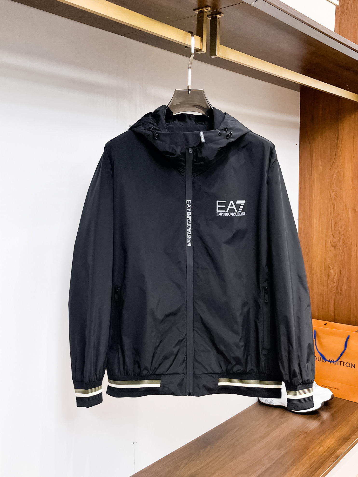 NO:117839,Armani Spring 2025 new fashion casual jacket jacket, imported original technology fabric, comfortable and breathable upper body, versatile and not picky, a must-have for successful men in fashion urban areas!  The exquisite craftsmanship logo on the chest, unique design, European fashion style, and fine craftsmanship, highlighting the personality of young people. The original hardware and accessories are of extremely high grade and are very handsome in the upper body!  M-3XL orders to report height and weight!  ,,armani,jackets & coats,jackets & coats,alexander wang19860909阿玛尼 2025春季新品时尚休闲夹克外套,进口原版科技面料,上身舒适透气,百搭不挑人,时尚都市成功男人必备！胸前精致工艺logo,独特设计欧洲时尚风格,精细工艺,彰显了年轻人的个性,原版五金辅料,档次极高,上身帅气十足！M-3XL下单报身高体重！,,armani,jackets & coats,jackets & coats,alexander wang,Men's clothing