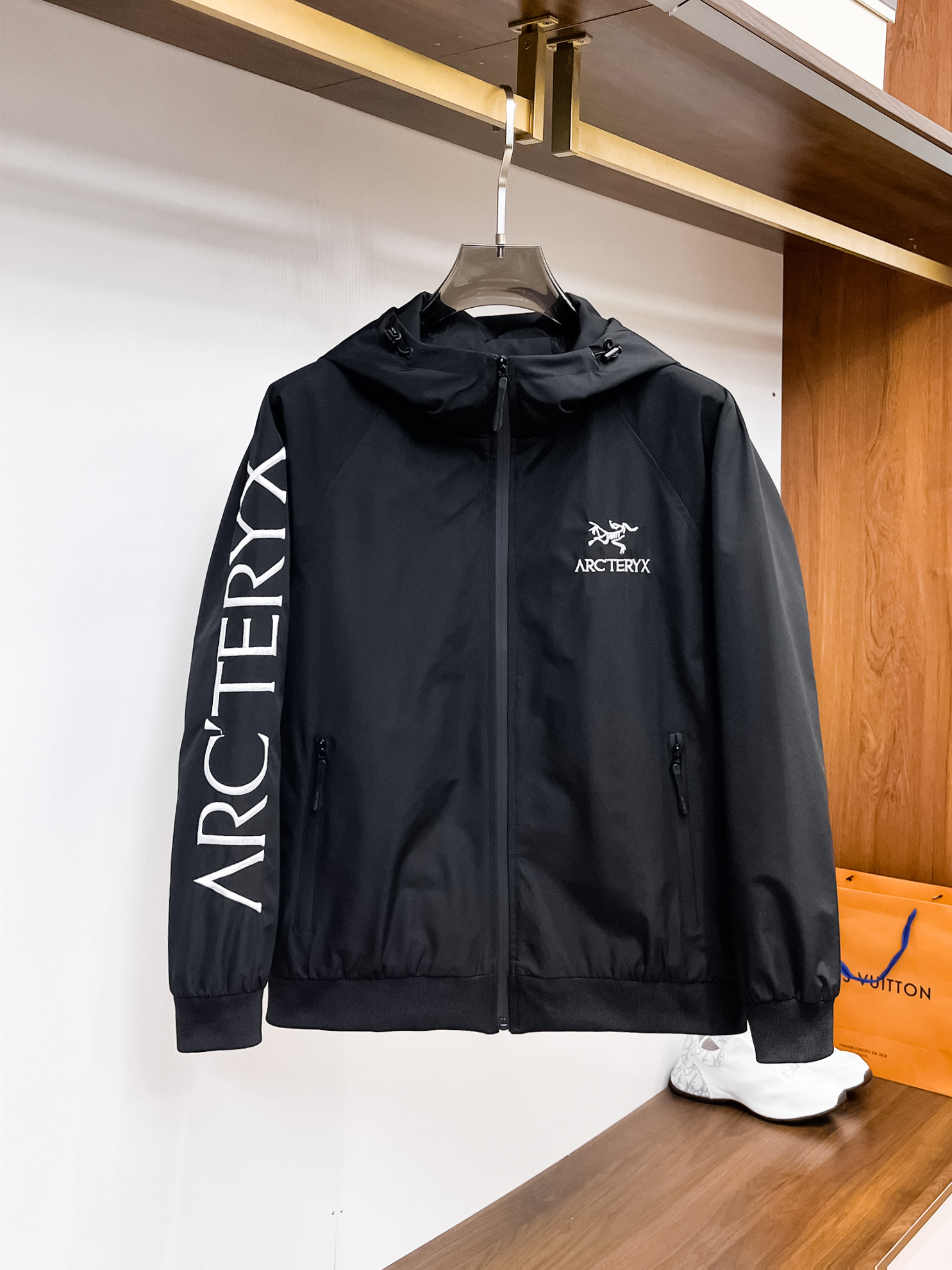 NO:117841,Archaeopteryx 2025 spring new fashion casual jacket, imported original technology fabric, comfortable and breathable upper body, versatile and not picky, a must-have for successful men in fashion urban areas!  The exquisite craftsmanship logo on the chest, unique design, European fashion style, and fine craftsmanship, highlighting the personality of young people. The original hardware and accessories are of extremely high grade and are very handsome in the upper body!  M-3XL orders to report height and weight!  ,arc'teryx,jackets & coats,jackets & coats,alexander wang19860909始祖鸟 2025春季新品时尚休闲夹克外套,进口原版科技面料,上身舒适透气,百搭不挑人,时尚都市成功男人必备！胸前精致工艺logo,独特设计欧洲时尚风格,精细工艺,彰显了年轻人的个性,原版五金辅料,档次极高,上身帅气十足！M-3XL下单报身高体重！,arc'teryx,jackets & coats,jackets & coats,alexander wang,Men's clothing