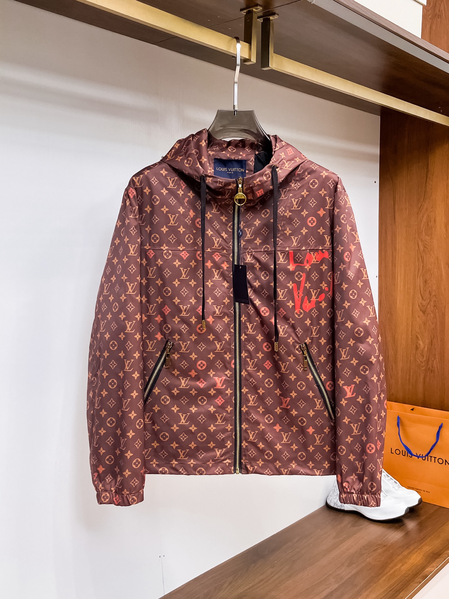 NO:117843,Louis Vuitton LV 2025 spring new fashion casual jacket jacket, imported original technology fabric, comfortable and breathable upper body, versatile and not picky, a must-have for successful men in fashion urban areas!  The exquisite craftsmanship logo on the chest, unique design, European fashion style, and fine craftsmanship, highlighting the personality of young people. The original hardware and accessories are of extremely high grade and are very handsome in the upper body!  M-3XL orders to report height and weight!  ,,louis vuitton,louis vuitton,jackets & coats,jackets & coats,alexander wang19860909路易威登LV 2025春季新品时尚休闲夹克外套,进口原版科技面料,上身舒适透气,百搭不挑人,时尚都市成功男人必备！胸前精致工艺logo,独特设计欧洲时尚风格,精细工艺,彰显了年轻人的个性,原版五金辅料,档次极高,上身帅气十足！M-3XL下单报身高体重！,,louis vuitton,louis vuitton,jackets & coats,jackets & coats,alexander wang,Men's clothing