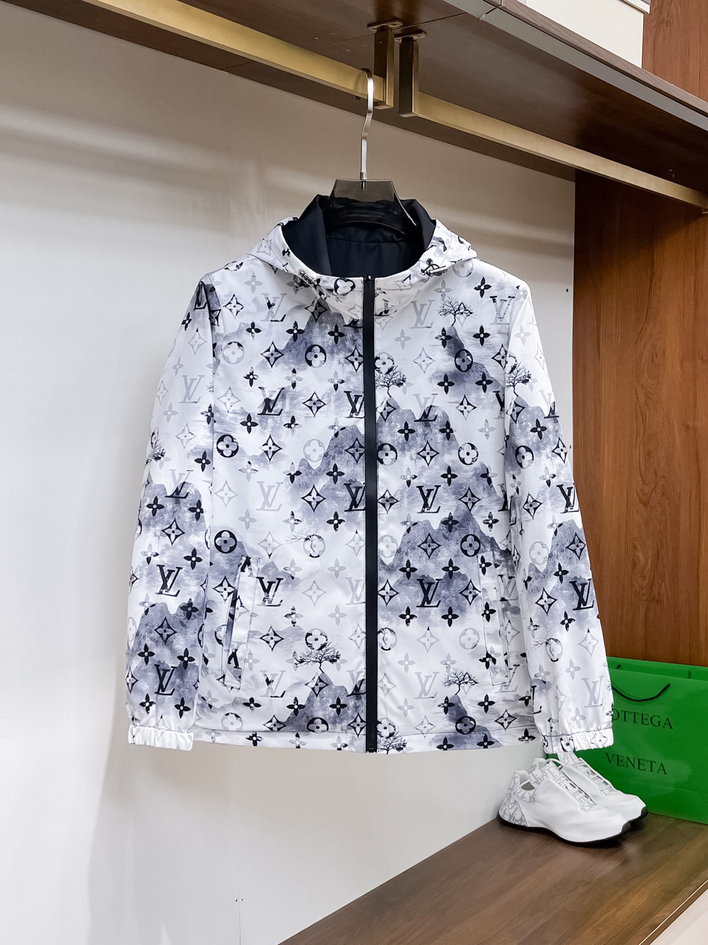 NO:117879,Louis Vuitton LV 2025 spring new fashion casual jacket jacket, imported original technology fabric, comfortable and breathable upper body, versatile and not picky, a must-have for successful men in fashion urban areas!  The exquisite craftsmanship logo on the chest, unique design, European fashion style, and fine craftsmanship, highlighting the personality of young people. The original hardware and accessories are of extremely high grade and are very handsome in the upper body!  M-3XL orders to report height and weight!  ,,louis vuitton,louis vuitton,jackets & coats,jackets & coats,alexander wang19860909路易威登LV 2025春季新品时尚休闲夹克外套,进口原版科技面料,上身舒适透气,百搭不挑人,时尚都市成功男人必备！胸前精致工艺logo,独特设计欧洲时尚风格,精细工艺,彰显了年轻人的个性,原版五金辅料,档次极高,上身帅气十足！M-3XL下单报身高体重！,,louis vuitton,louis vuitton,jackets & coats,jackets & coats,alexander wang,Men's clothing