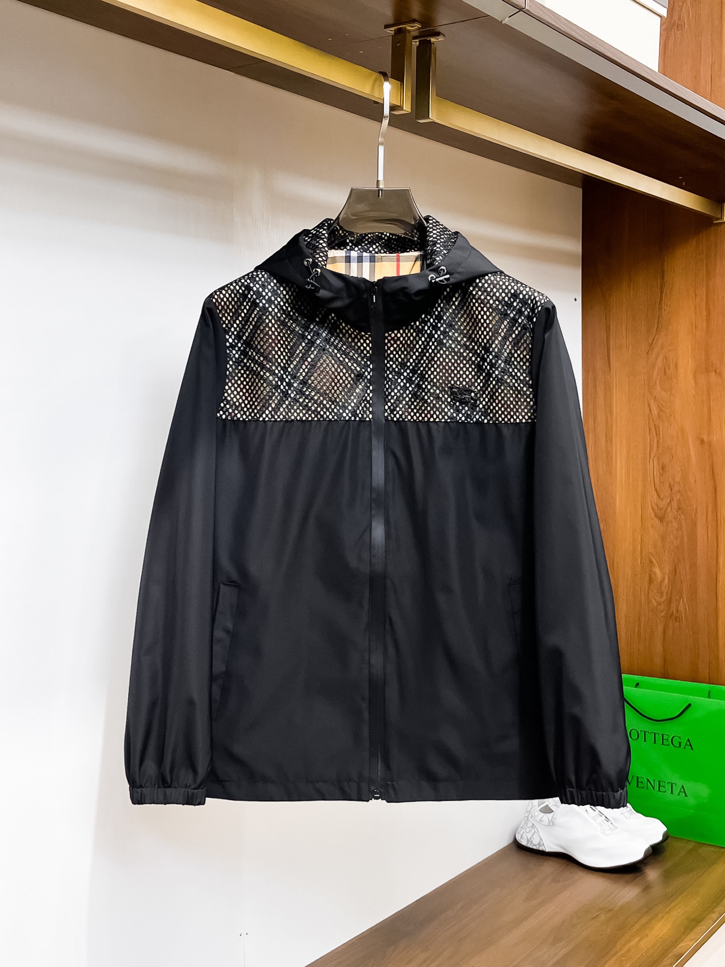 NO:117855,Burberry's new spring 2025 fashion casual jacket, imported original technology fabric, comfortable and breathable upper body, versatile and not picky, a must-have for successful men in fashion urban areas!  The exquisite craftsmanship logo on the chest, unique design, European fashion style, and fine craftsmanship, highlighting the personality of young people. The original hardware and accessories are of extremely high grade and are very handsome in the upper body!  M-3XL orders to report height and weight!  ,burberry,jackets & coats,jackets & coats,alexander wang19860909巴宝莉 2025春季新品时尚休闲夹克外套,进口原版科技面料,上身舒适透气,百搭不挑人,时尚都市成功男人必备！胸前精致工艺logo,独特设计欧洲时尚风格,精细工艺,彰显了年轻人的个性,原版五金辅料,档次极高,上身帅气十足！M-3XL下单报身高体重！,,burberry,jackets & coats,jackets & coats,alexander wang,Men's clothing