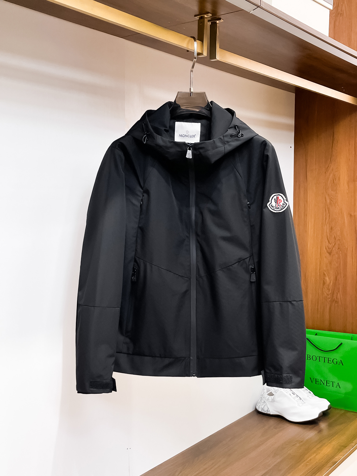 NO:117866,The new fashionable casual jacket for spring 2025, imported original technology fabric, comfortable and breathable upper body, versatile and not picky, a must-have for successful men in fashion urban areas!  The exquisite craftsmanship logo on the chest, unique design, European fashion style, and fine craftsmanship, highlighting the personality of young people. The original hardware and accessories are of extremely high grade and are very handsome in the upper body!  M-3XL orders to report height and weight!  ,Moncler,jackets & coats,jackets & coats,alexander wang19860909蒙口 2025春季新品时尚休闲夹克外套,进口原版科技面料,上身舒适透气,百搭不挑人,时尚都市成功男人必备！胸前精致工艺logo,独特设计欧洲时尚风格,精细工艺,彰显了年轻人的个性,原版五金辅料,档次极高,上身帅气十足！M-3XL下单报身高体重！,,Moncler,jackets & coats,jackets & coats,alexander wang,Men's clothing