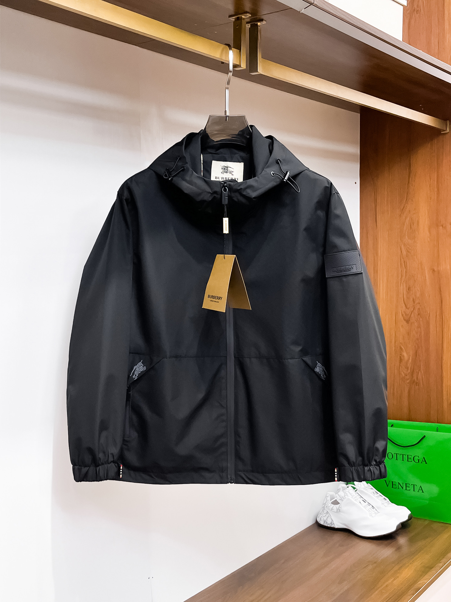 NO:117881,Burberry's new spring 2025 fashion casual jacket, imported original technology fabric, comfortable and breathable upper body, versatile and not picky, a must-have for successful men in fashion urban areas!  The exquisite craftsmanship logo on the chest, unique design, European fashion style, and fine craftsmanship, highlighting the personality of young people. The original hardware and accessories are of extremely high grade and are very handsome in the upper body!  M-3XL orders to report height and weight!  ,burberry,jackets & coats,jackets & coats,alexander wang19860909巴宝莉 2025春季新品时尚休闲夹克外套,进口原版科技面料,上身舒适透气,百搭不挑人,时尚都市成功男人必备！胸前精致工艺logo,独特设计欧洲时尚风格,精细工艺,彰显了年轻人的个性,原版五金辅料,档次极高,上身帅气十足！M-3XL下单报身高体重！,,burberry,jackets & coats,jackets & coats,alexander wang,Men's clothing