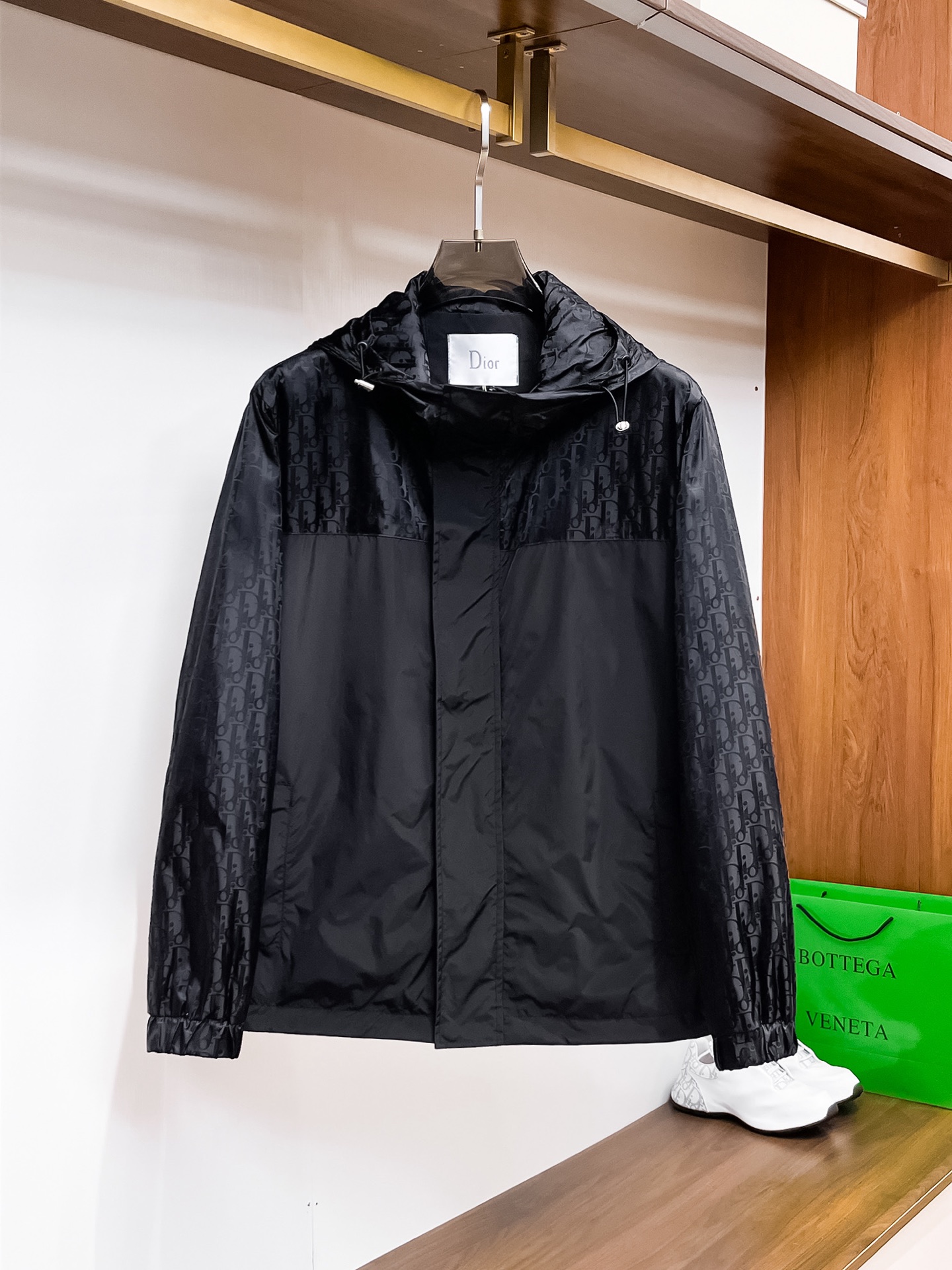 NO:117874,Dior 2025 spring new fashion casual jacket, imported original technology fabric, comfortable and breathable upper body, versatile and not picky, a must-have for successful men in fashion urban areas!  The exquisite craftsmanship logo on the chest, unique design, European fashion style, and fine craftsmanship, highlighting the personality of young people. The original hardware and accessories are of extremely high grade and are very handsome in the upper body!  M-3XL orders to report height and weight!  ,dior,jackets & coats,jackets & coats,alexander wang19860909迪奥 2025春季新品时尚休闲夹克外套,进口原版科技面料,上身舒适透气,百搭不挑人,时尚都市成功男人必备！胸前精致工艺logo,独特设计欧洲时尚风格,精细工艺,彰显了年轻人的个性,原版五金辅料,档次极高,上身帅气十足！M-3XL下单报身高体重！,,dior,jackets & coats,jackets & coats,alexander wang,Men's clothing