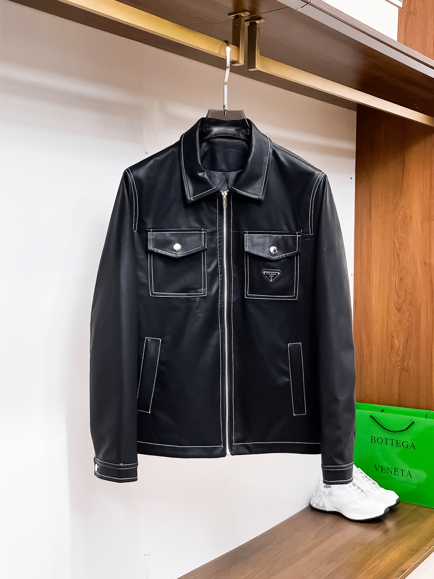 NO:117871,Prada 2025 spring new fashion leather jacket casual jacket, imported original technology fabric, comfortable and breathable upper body, versatile and not picky, a must-have for successful men in fashion urban areas!  The exquisite craftsmanship logo on the chest, unique design, European fashion style, and fine craftsmanship, highlighting the personality of young people. The original hardware and accessories are of extremely high grade and are very handsome in the upper body!  M-3XL orders to report height and weight!  ,,prada,jackets & coats,jackets & coats,leather jacket,alexander wang19860909普拉达 2025春季新品时尚皮衣休闲夹克外套,进口原版科技面料,上身舒适透气,百搭不挑人,时尚都市成功男人必备！胸前精致工艺logo,独特设计欧洲时尚风格,精细工艺,彰显了年轻人的个性,原版五金辅料,档次极高,上身帅气十足！M-3XL下单报身高体重！,,prada,jackets & coats,jackets & coats,leather jacket,alexander wang,Men's clothing