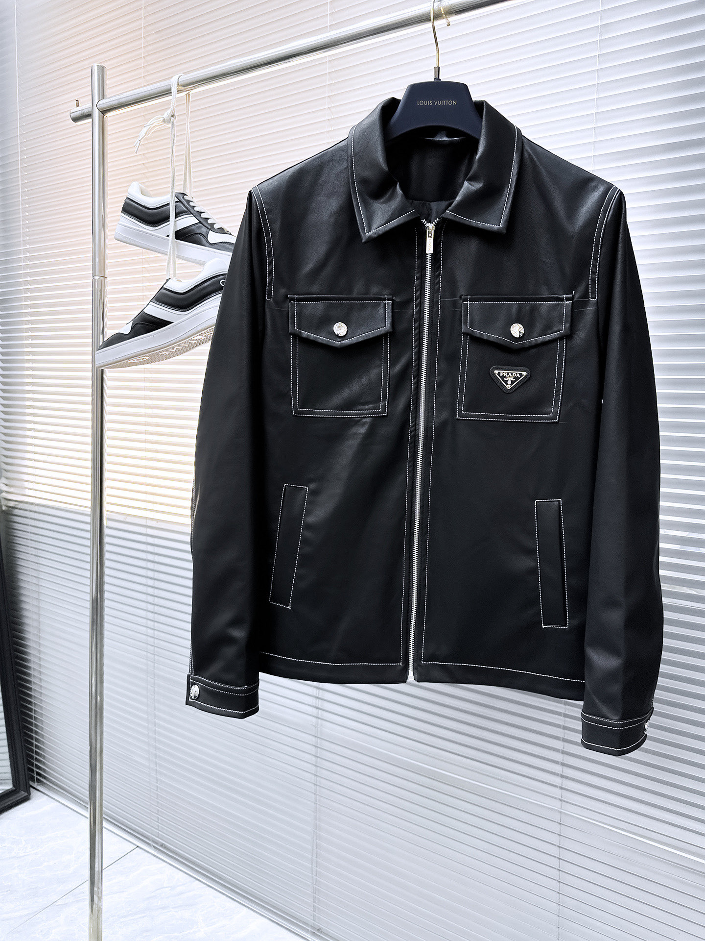 P350 Prada chaqueta de cuero nueva primavera 2026 de alta calidad, nuevo producto de exhibición‼ El producto está en pe…