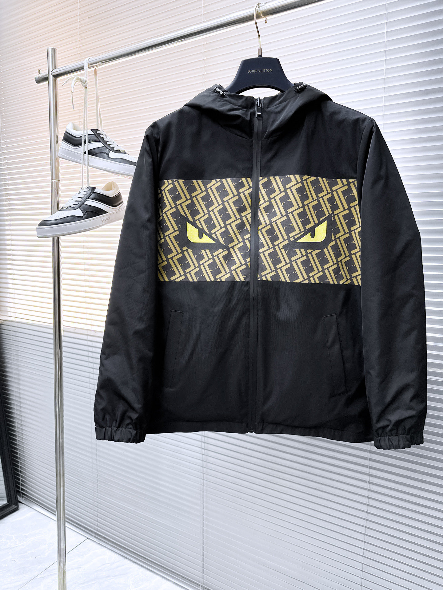 P300 Fendi chaqueta de alta calidad para primavera 2026, novedad de pasarela. Acabado perfecto, tejido con memoria, cóm…
