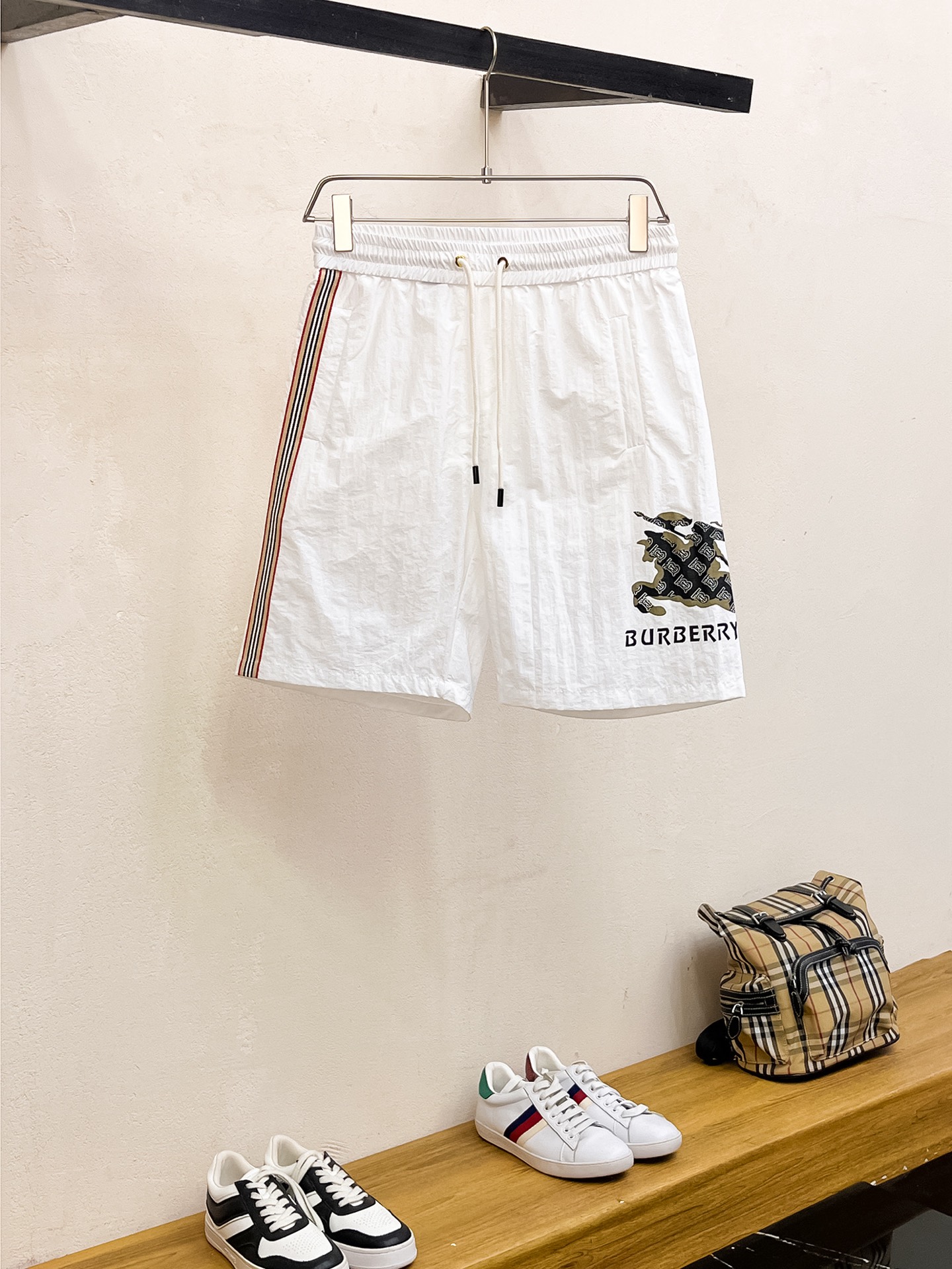 NO:456153,Burberry 2025 summer new style original single counter casual shorts, luxury classic brand original LOGO accessories, hot-selling models for the counter, very comfortable to wear, low-key and luxurious, very classy when worn, no need to say much about the pants style and cutting, the upper body is exquisite and vivid, high-end and top-quality materials, a truly palace-level casual pants, Turkish cotton quality, heavy washing makes the pants very soft!  Not picky about people, the upper body is absolutely stylish and extremely luxurious. Size M-3XL orders to report height and weight., burberry, shorts, alexander wang19860909巴宝莉 2025夏季新款原单专柜休闲短裤,奢华经典品牌原版LOGO配饰 专柜热销款 身穿着非常舒适 低调不失奢华 穿出去非常有档次 裤型款式和裁剪亦无需多言 上身精致跃然高档一等一顶级质料 真正殿堂级的休闲裤 选用土耳其的棉花品质卓然,经过重水洗使得裤子很柔软！不挑人 上身绝对的有型 极度奢华. 尺码M-3XL下单报身高体重.,,burberry,shorts,alexander wang,Men's clothing