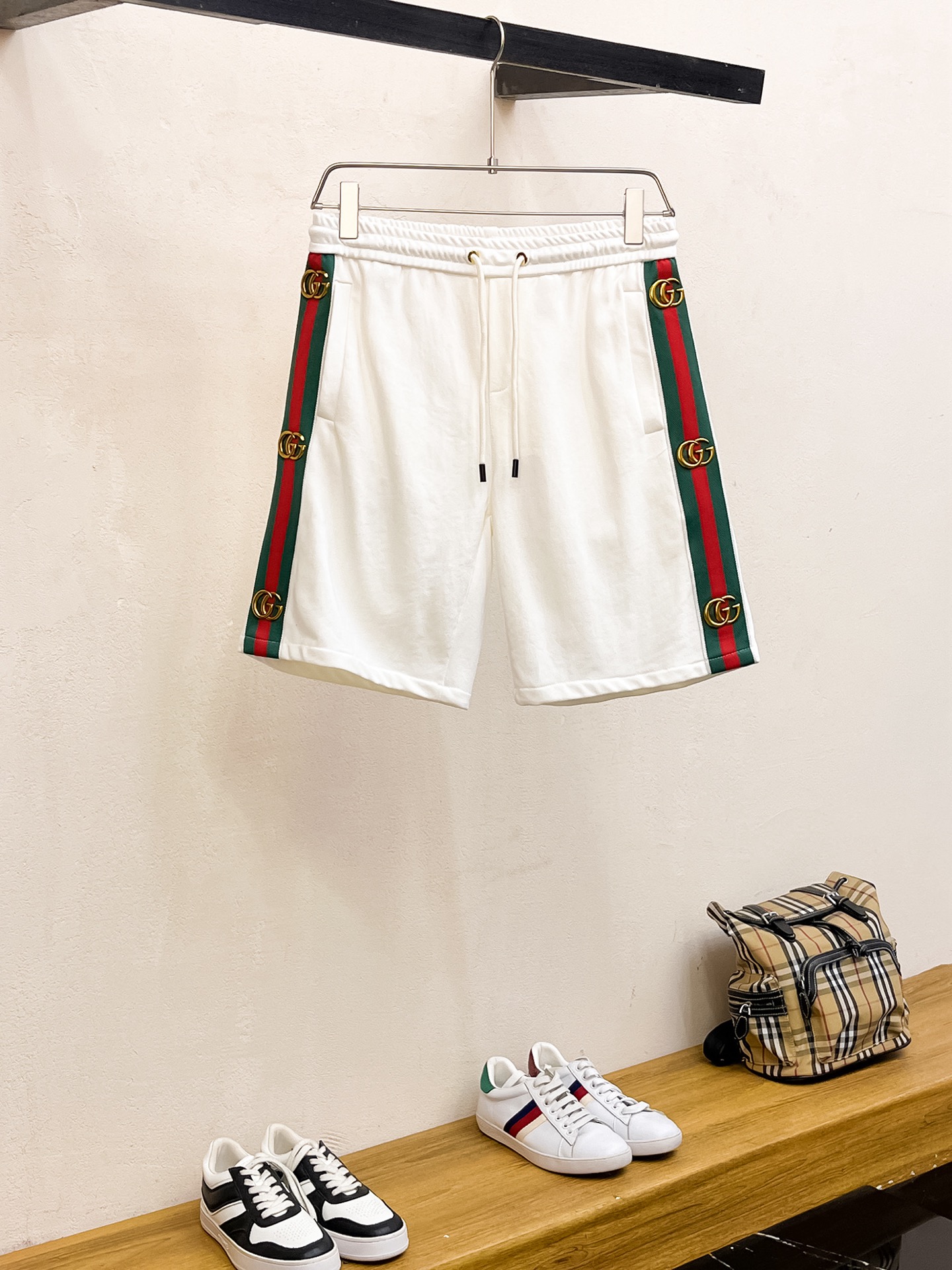 NO:456163,Gucci 2025 summer new style original single counter casual shorts, luxury classic brand original LOGO accessories, hot-selling models for the counter, very comfortable to wear, low-key and luxurious, very classy when worn, no need to say much about the pants style and cutting, the upper body is exquisite and vivid, high-end and top-quality materials, truly palace-level casual pants, Turkish cotton quality, heavy washing makes the pants very soft!  Not picky about people, the upper body is absolutely stylish and extremely luxurious. Size M-3XL orders to report height and weight., gucci, shorts, alexander wang19860909古驰 2025夏季新款原单专柜休闲短裤,奢华经典品牌原版LOGO配饰 专柜热销款 身穿着非常舒适 低调不失奢华 穿出去非常有档次 裤型款式和裁剪亦无需多言 上身精致跃然高档一等一顶级质料 真正殿堂级的休闲裤 选用土耳其的棉花品质卓然,经过重水洗使得裤子很柔软！不挑人 上身绝对的有型 极度奢华. 尺码M-3XL下单报身高体重.,,gucci,shorts,alexander wang,Men's clothing