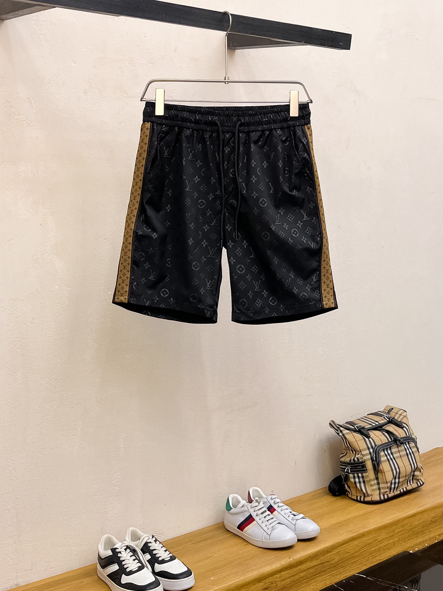 NO:456158,Louis Vuitton LV 2025 summer new style original single counter casual shorts, luxury classic brand original LOGO accessories, hot-selling models for the counter, very comfortable to wear, low-key and luxurious, very classy when worn, no need to say much about the trouser style and cutting, the upper body is exquisite and vivid, high-end and top-quality materials, a truly palace-level casual pants, Turkish cotton quality, heavy washing makes the pants very soft!  Not picky about people, the upper body is absolutely stylish and extremely luxurious. Size M-3XL orders to report height and weight.,,louis vuitton,louis vuitton,shorts,alexander wang19860909路易威登LV 2025夏季新款原单专柜休闲短裤,奢华经典品牌原版LOGO配饰 专柜热销款 身穿着非常舒适 低调不失奢华 穿出去非常有档次 裤型款式和裁剪亦无需多言 上身精致跃然高档一等一顶级质料 真正殿堂级的休闲裤 选用土耳其的棉花品质卓然,经过重水洗使得裤子很柔软！不挑人 上身绝对的有型 极度奢华. 尺码M-3XL下单报身高体重.,,louis vuitton,louis vuitton,shorts,alexander wang,Men's clothing