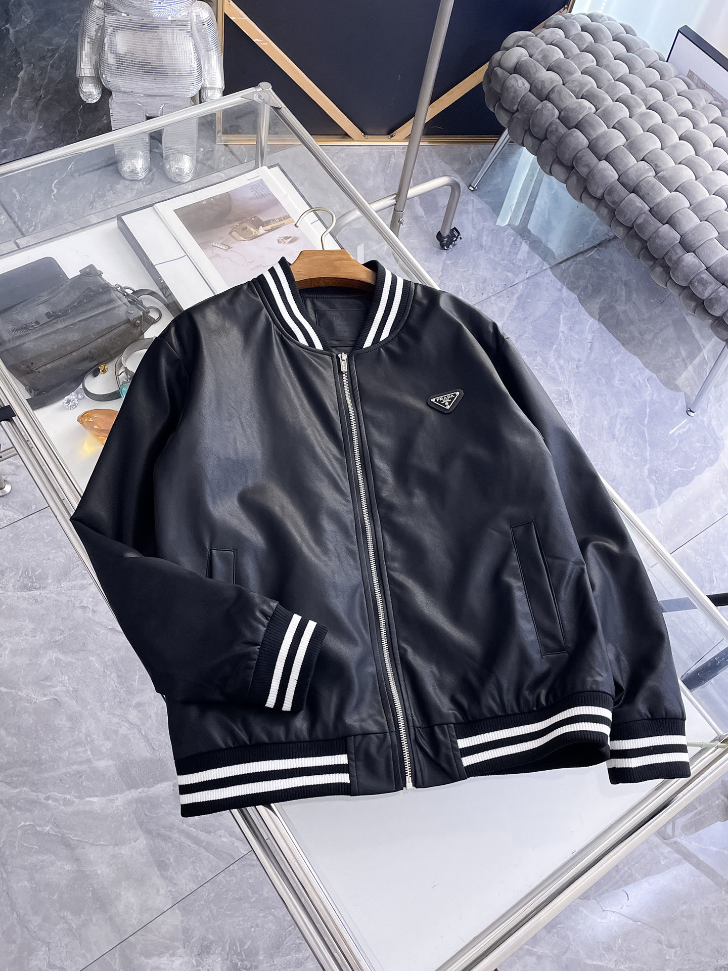 ¡P350 Prada tiene el mismo estilo que el sitio web oficial, completo con tres etiquetas y está a la venta por adelantad…